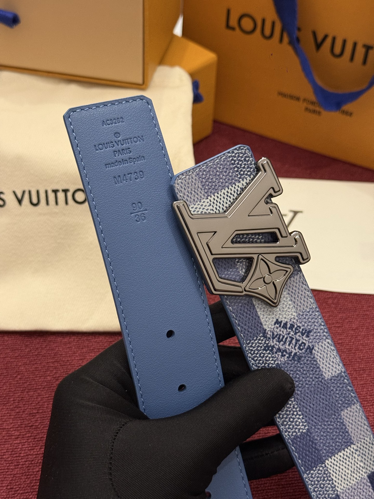 LV Initiales Monogram Reflective 40mm 可翻转腰带展现出一种动态细节，将经典风格提升
