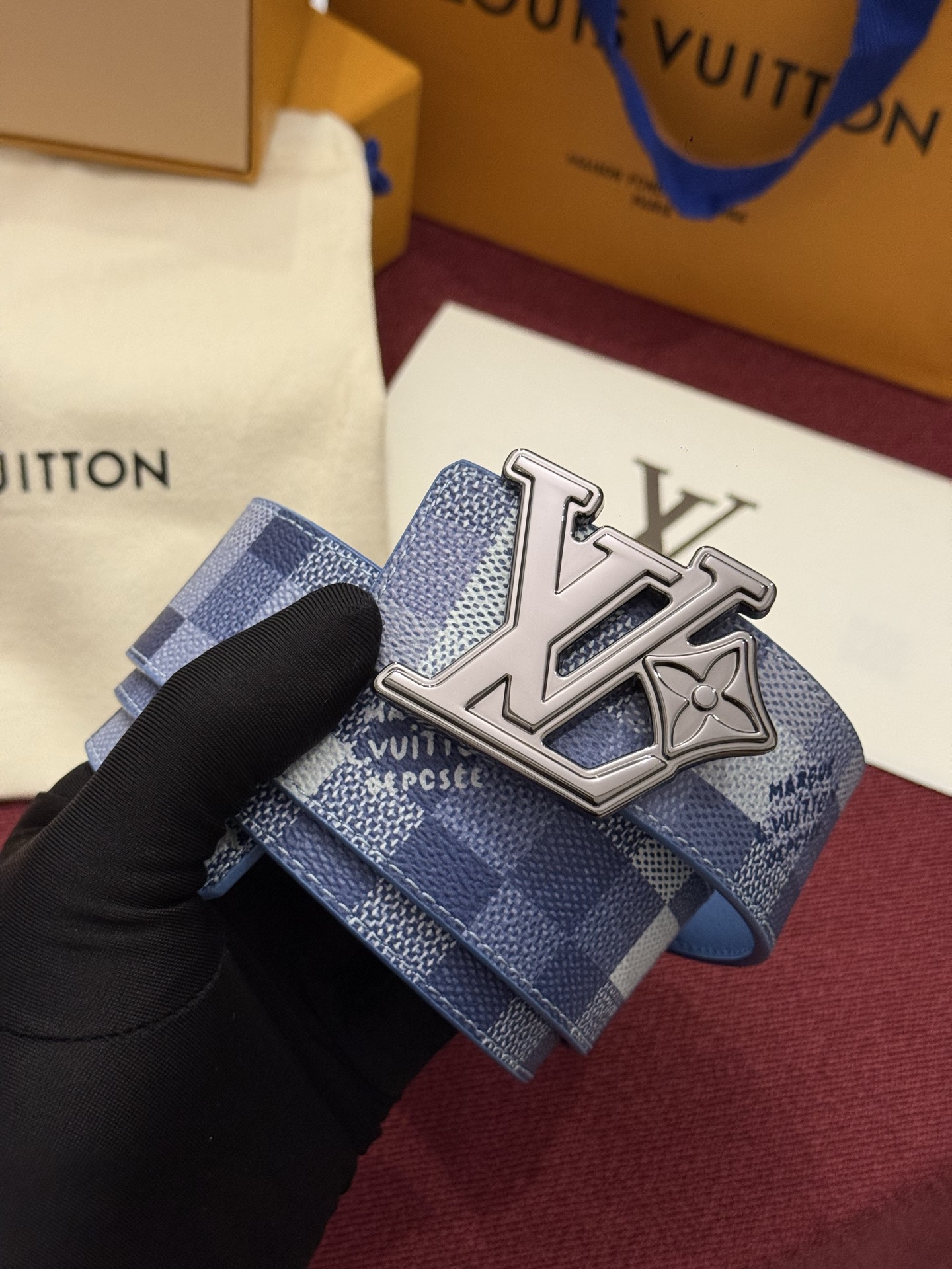 LV Initiales Monogram Reflective 40mm 可翻转腰带展现出一种动态细节，将经典风格提升