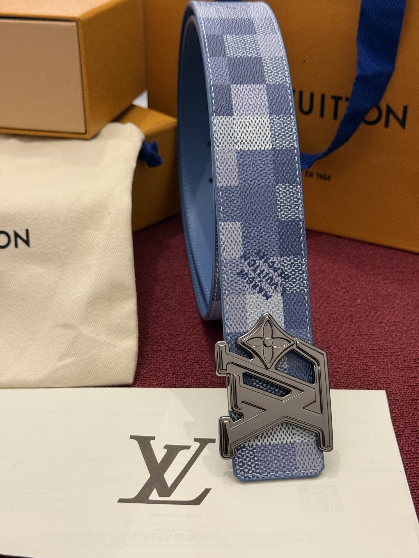 LV Initiales Monogram Reflective 40mm 可翻转腰带展现出一种动态细节，将经典风格提升