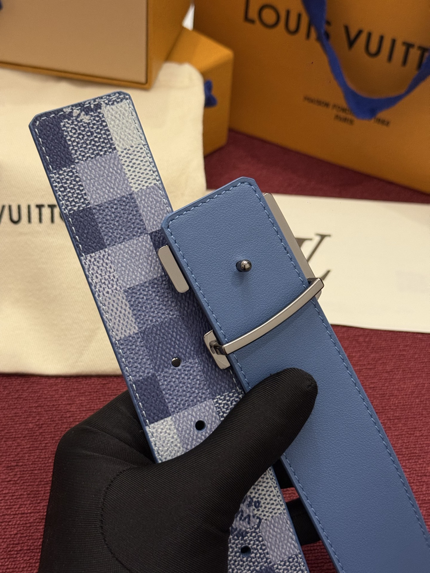 LV Initiales Monogram Reflective 40mm 可翻转腰带展现出一种动态细节，将经典风格提升