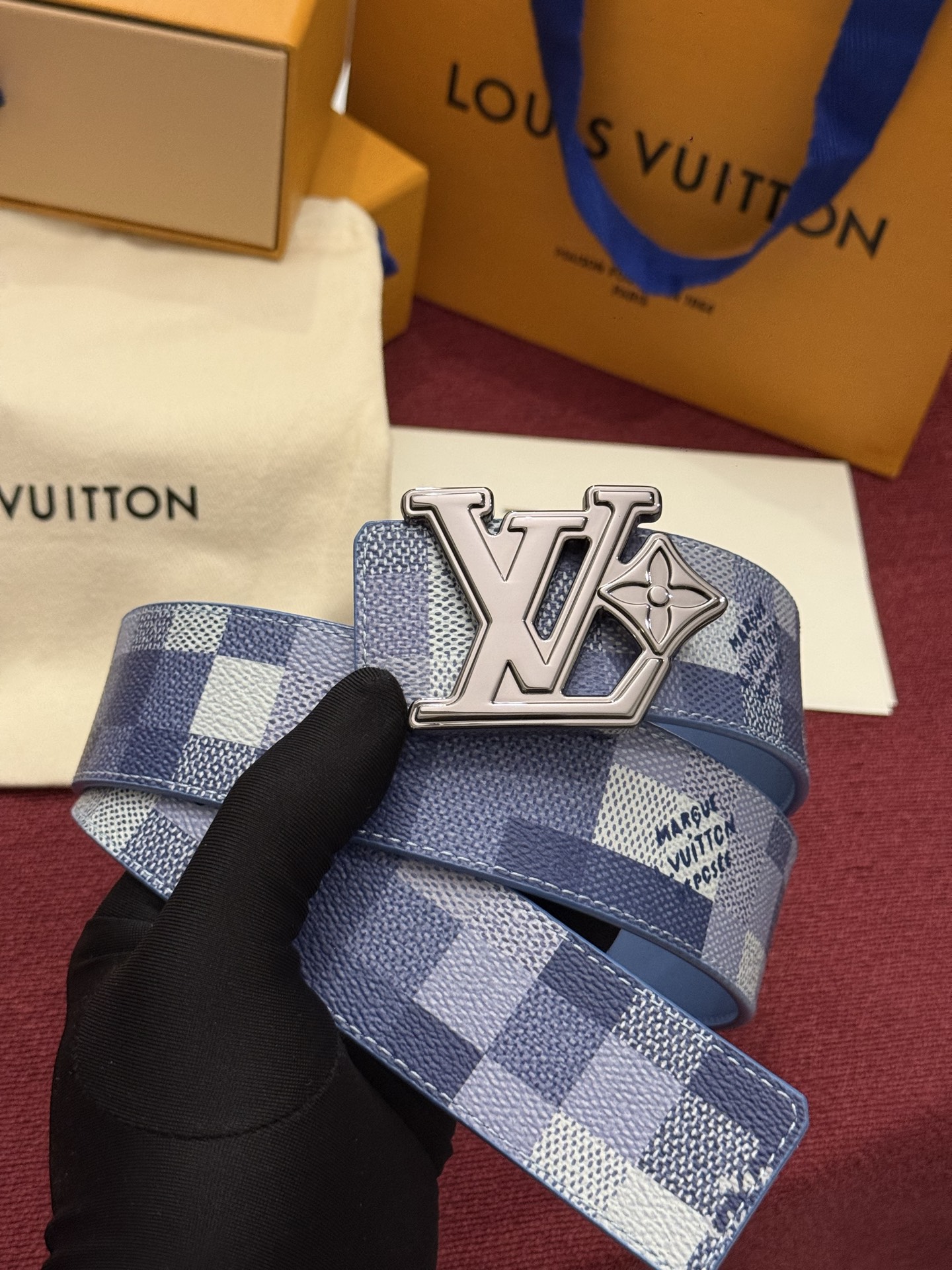 LV Initiales Monogram Reflective 40mm 可翻转腰带展现出一种动态细节，将经典风格提升