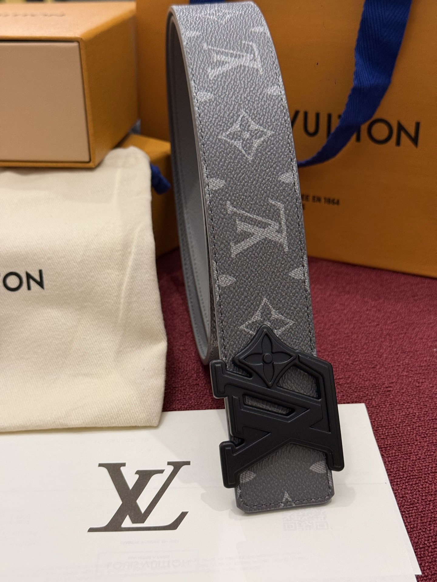 LV Initiales Monogram Reflective 40mm 可翻转腰带展现出一种动态细节，将经典风格提升