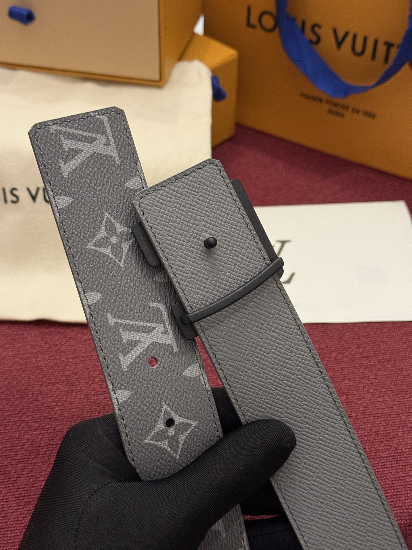 LV Initiales Monogram Reflective 40mm 可翻转腰带展现出一种动态细节，将经典风格提升