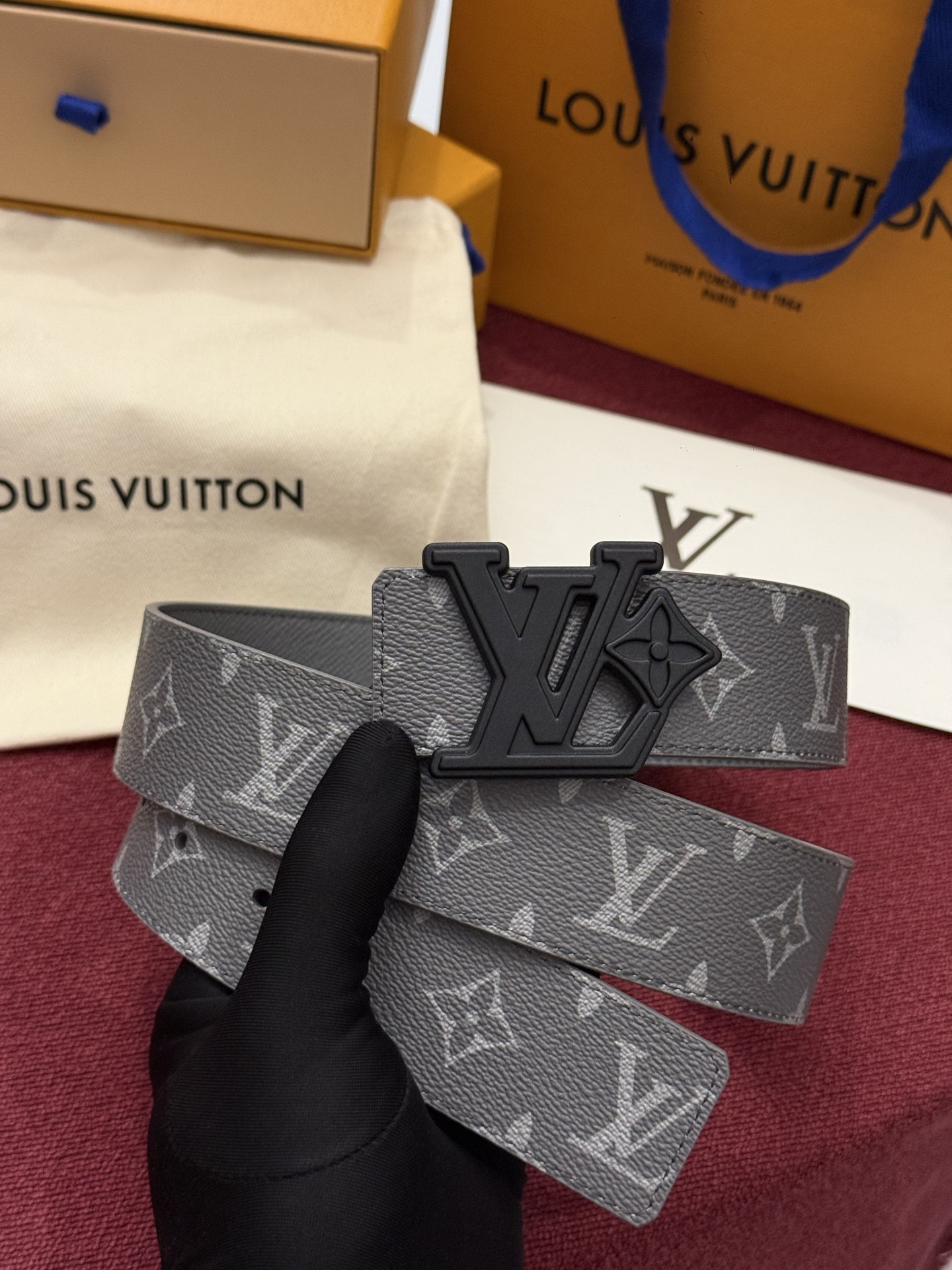 LV Initiales Monogram Reflective 40mm 可翻转腰带展现出一种动态细节，将经典风格提升