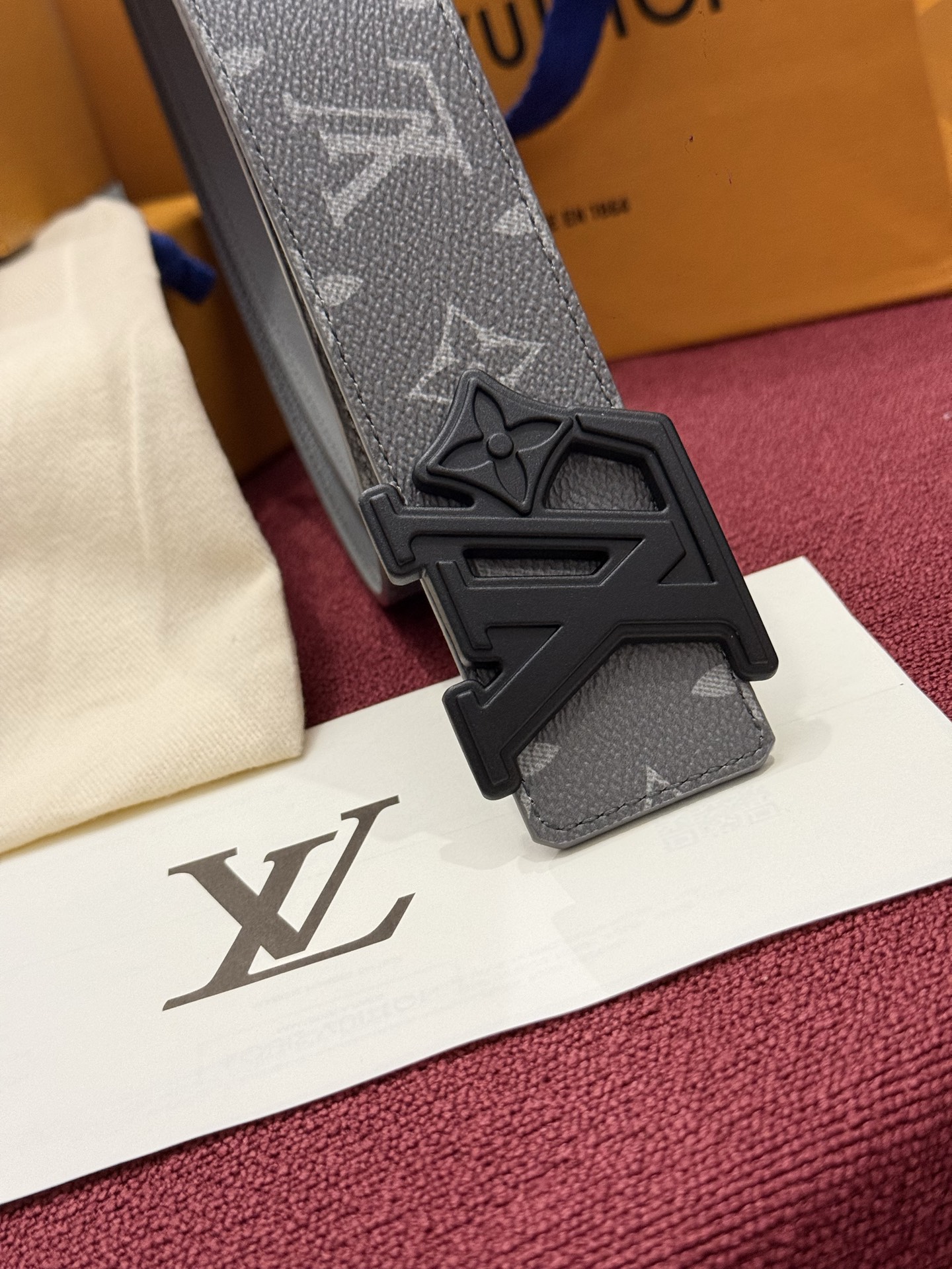 LV Initiales Monogram Reflective 40mm 可翻转腰带展现出一种动态细节，将经典风格提升