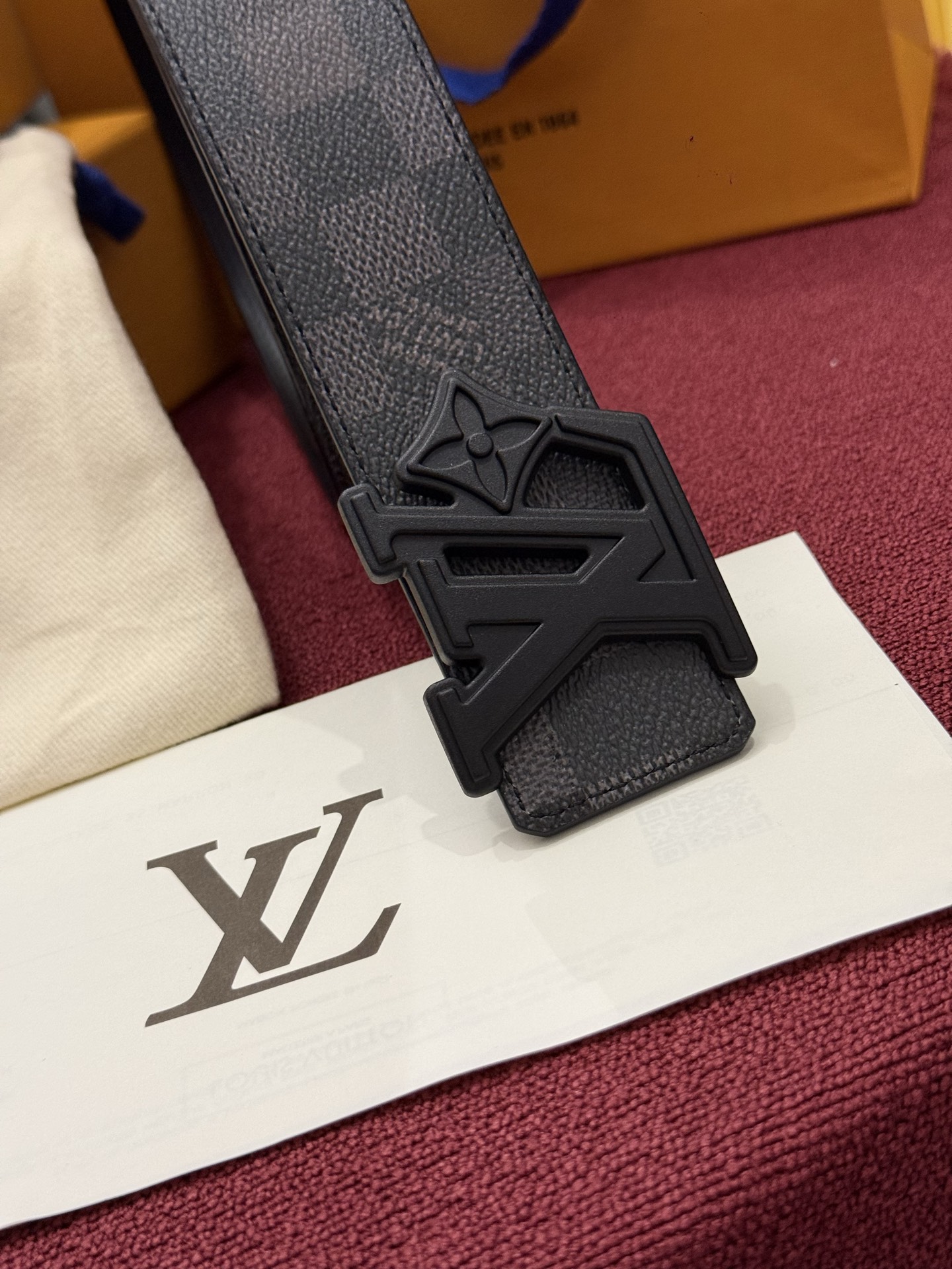 LV Initiales Monogram Reflective 40mm 可翻转腰带展现出一种动态细节，将经典风格提升