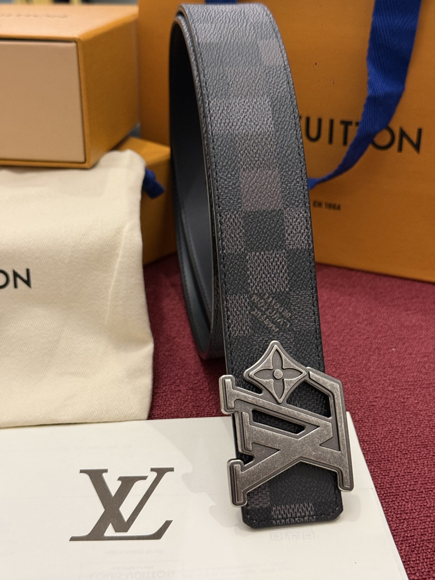 LV Initiales Monogram Reflective 40mm 可翻转腰带展现出一种动态细节，将经典风格提升