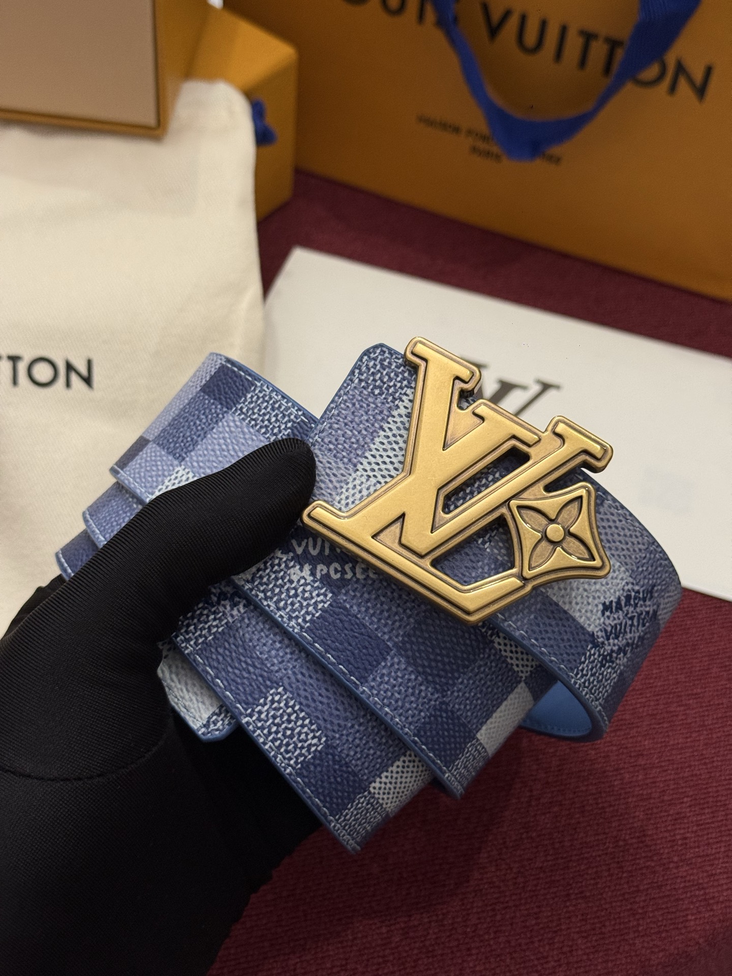 LV Initiales Monogram Reflective 40mm 可翻转腰带展现出一种动态细节，将经典风格提升