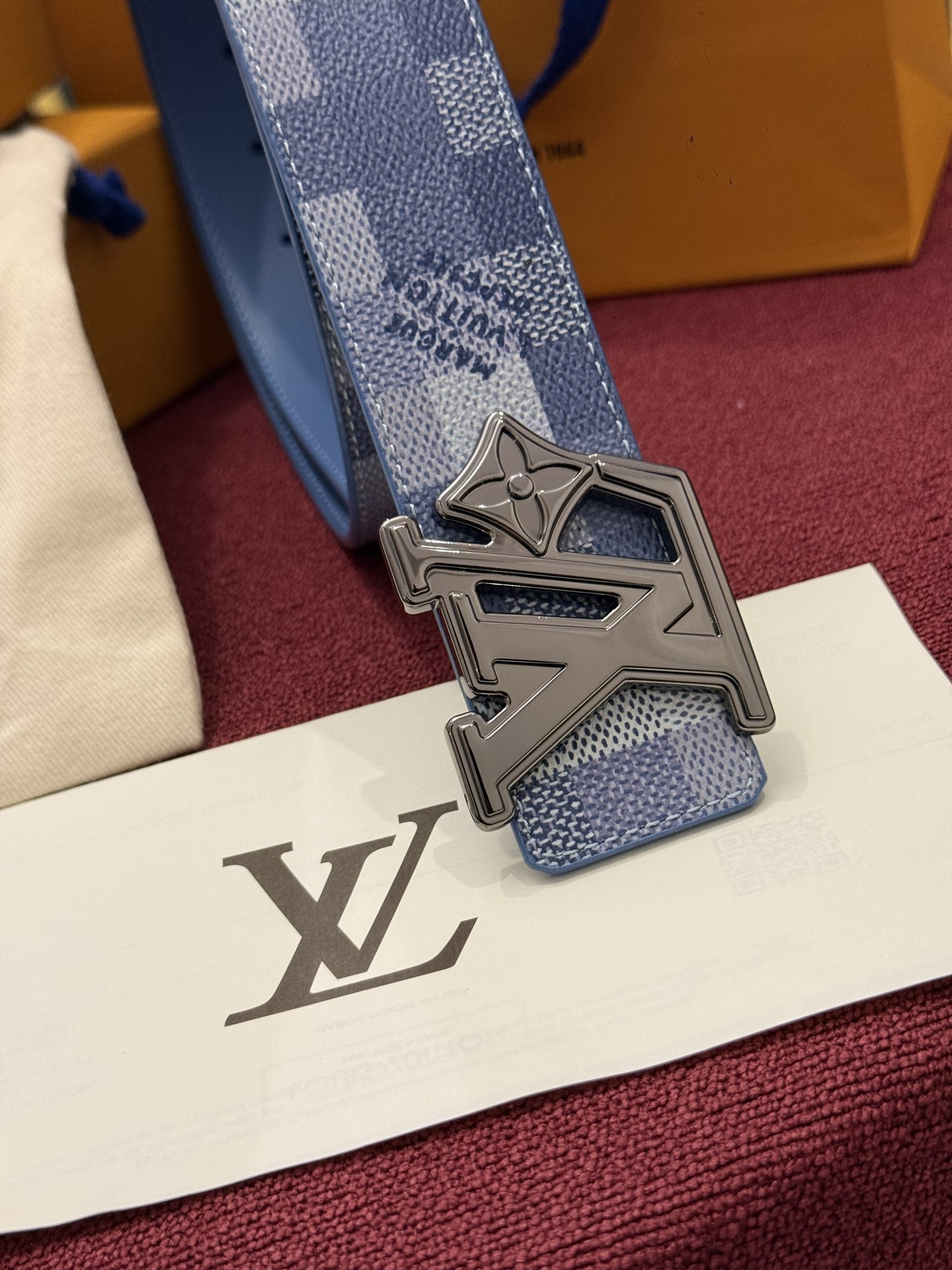 LV Initiales Monogram Reflective 40mm 可翻转腰带展现出一种动态细节，将经典风格提升
