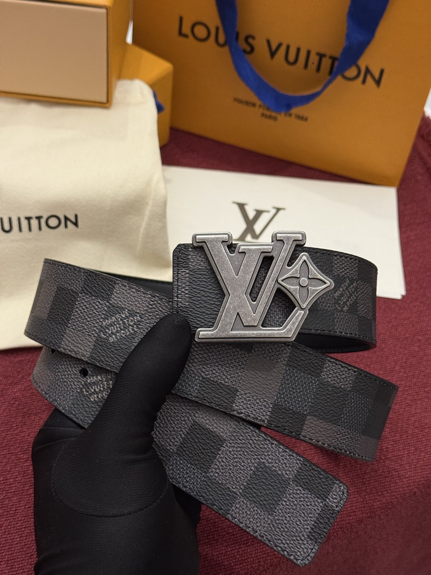 LV Initiales Monogram Reflective 40mm 可翻转腰带展现出一种动态细节，将经典风格提升
