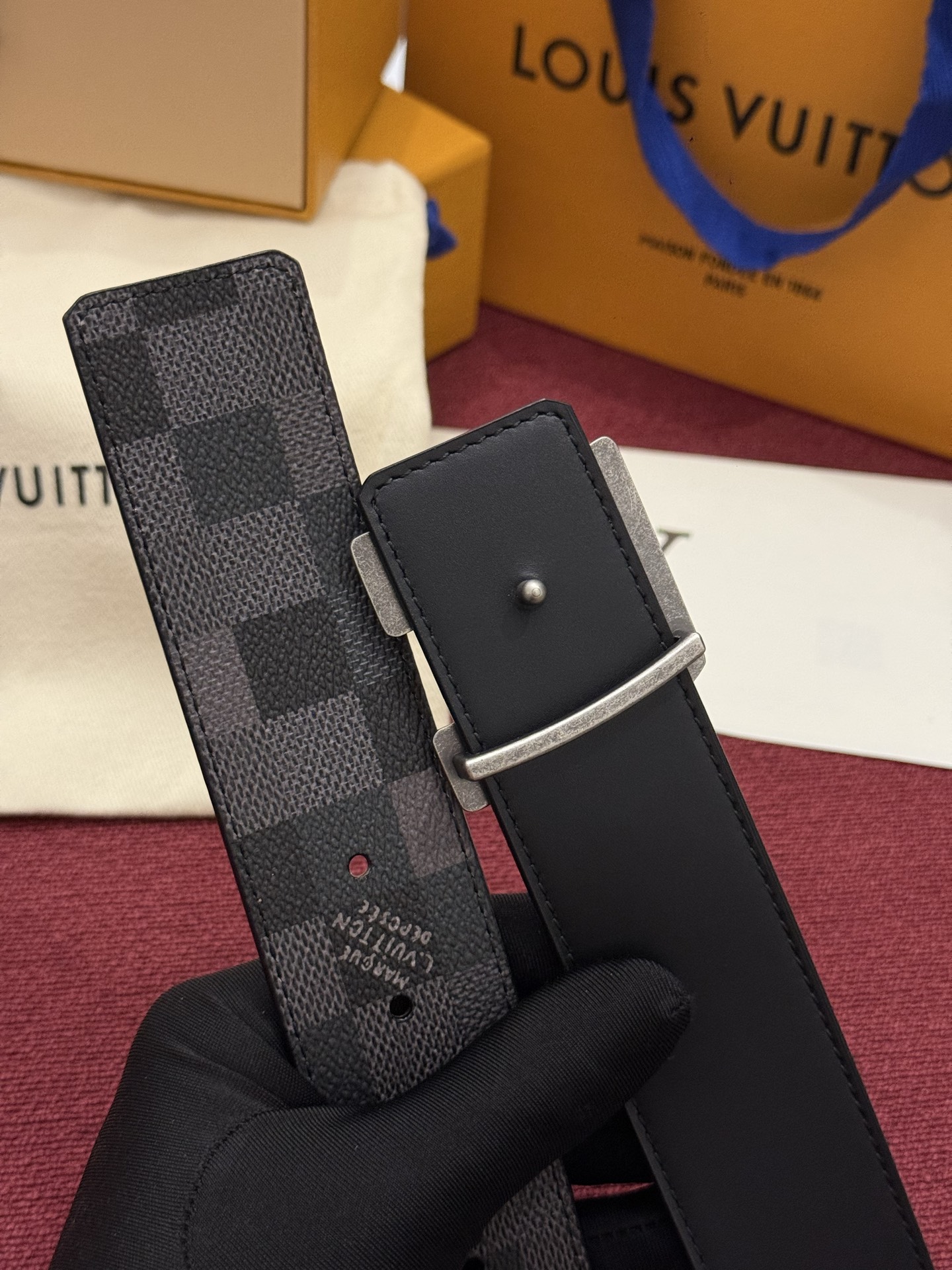 LV Initiales Monogram Reflective 40mm 可翻转腰带展现出一种动态细节，将经典风格提升