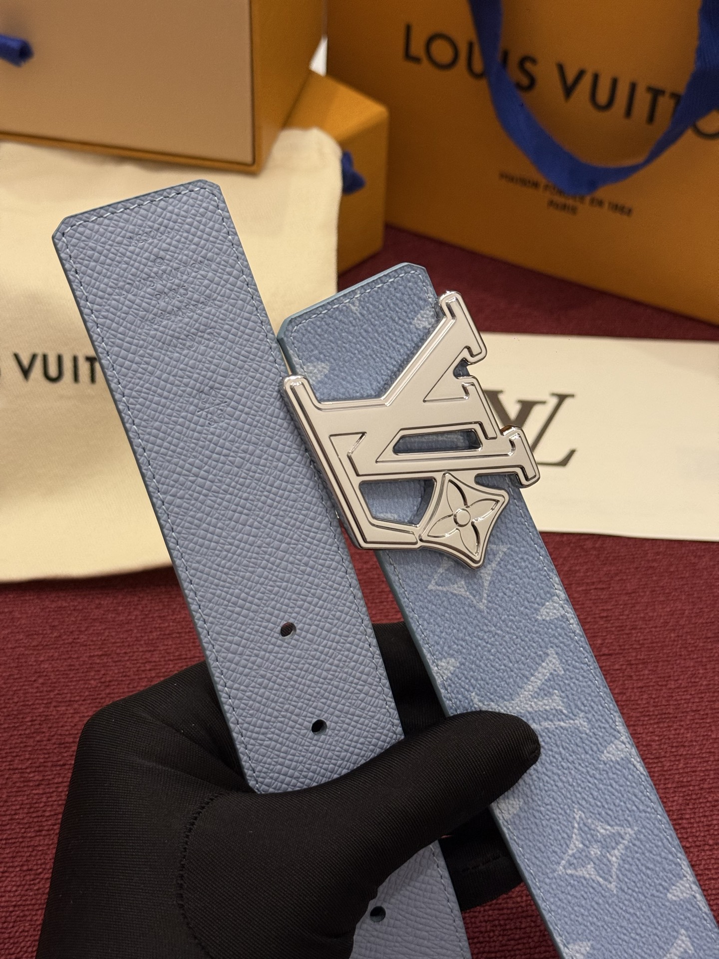 LV Initiales Monogram Reflective 40mm 可翻转腰带展现出一种动态细节，将经典风格提升