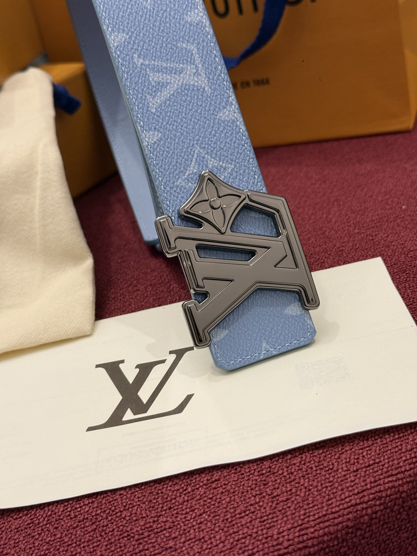 LV Initiales Monogram Reflective 40mm 可翻转腰带展现出一种动态细节，将经典风格提升