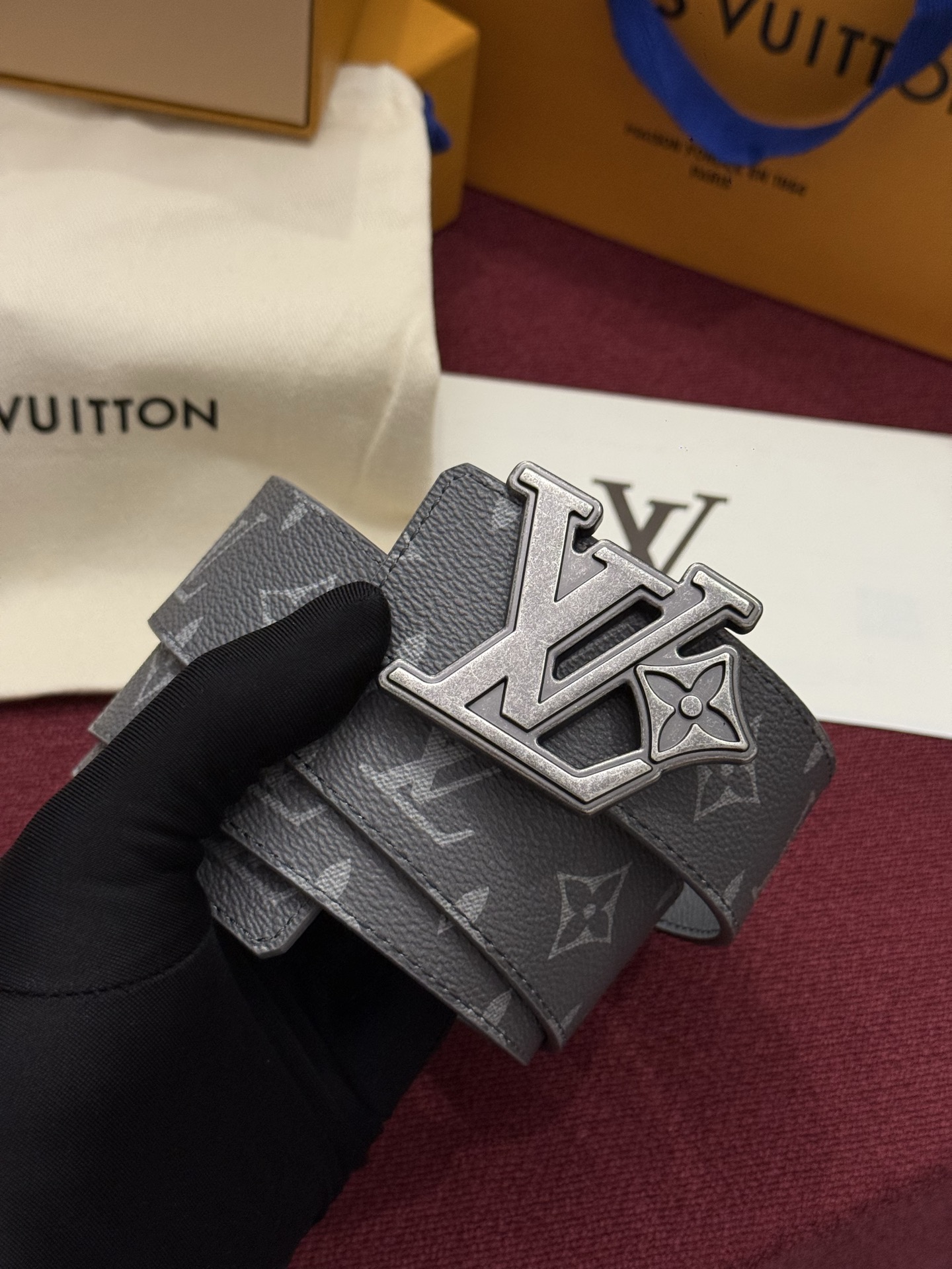 LV Initiales Monogram Reflective 40mm 可翻转腰带展现出一种动态细节，将经典风格提升