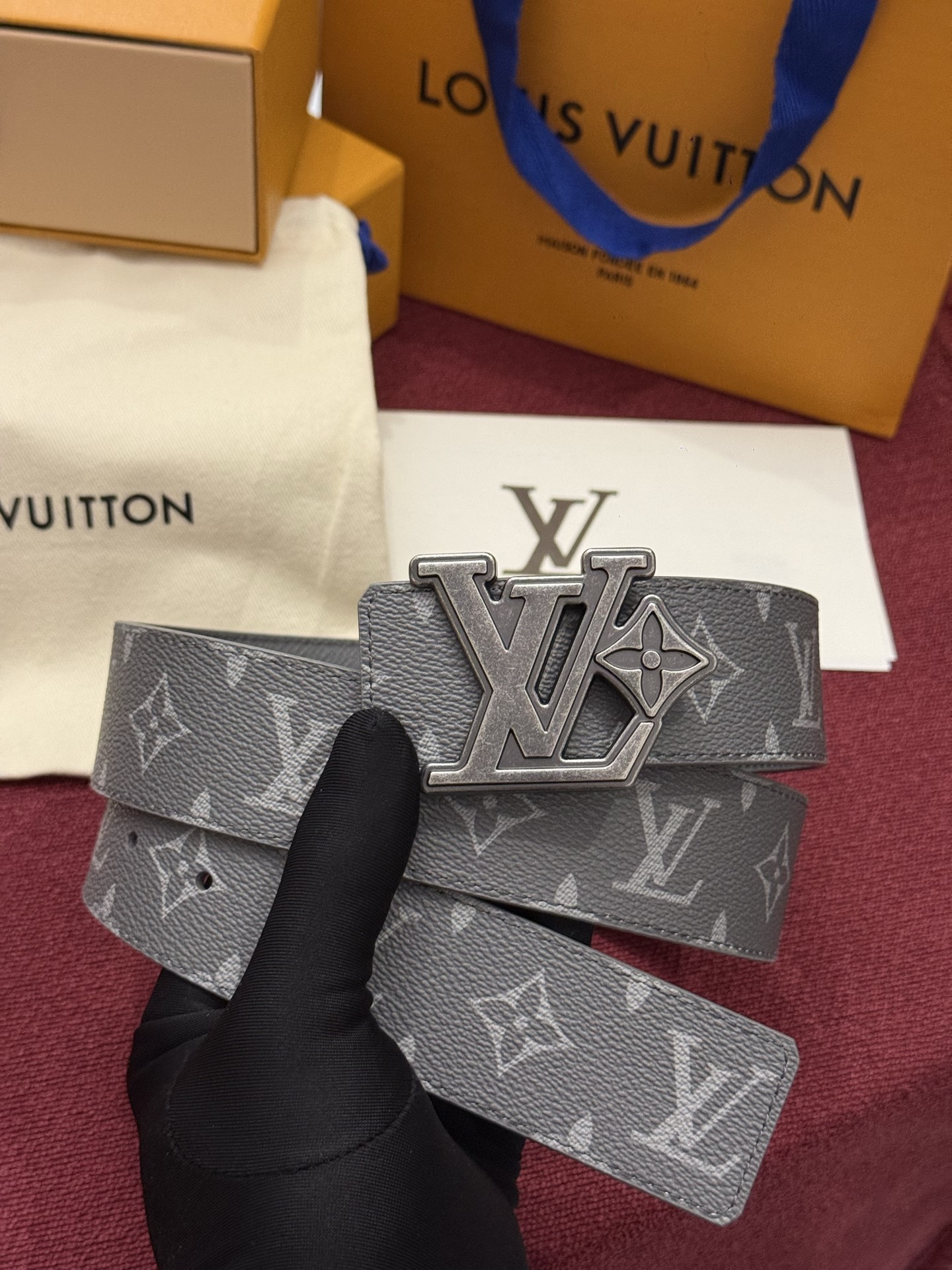 LV Initiales Monogram Reflective 40mm 可翻转腰带展现出一种动态细节，将经典风格提升
