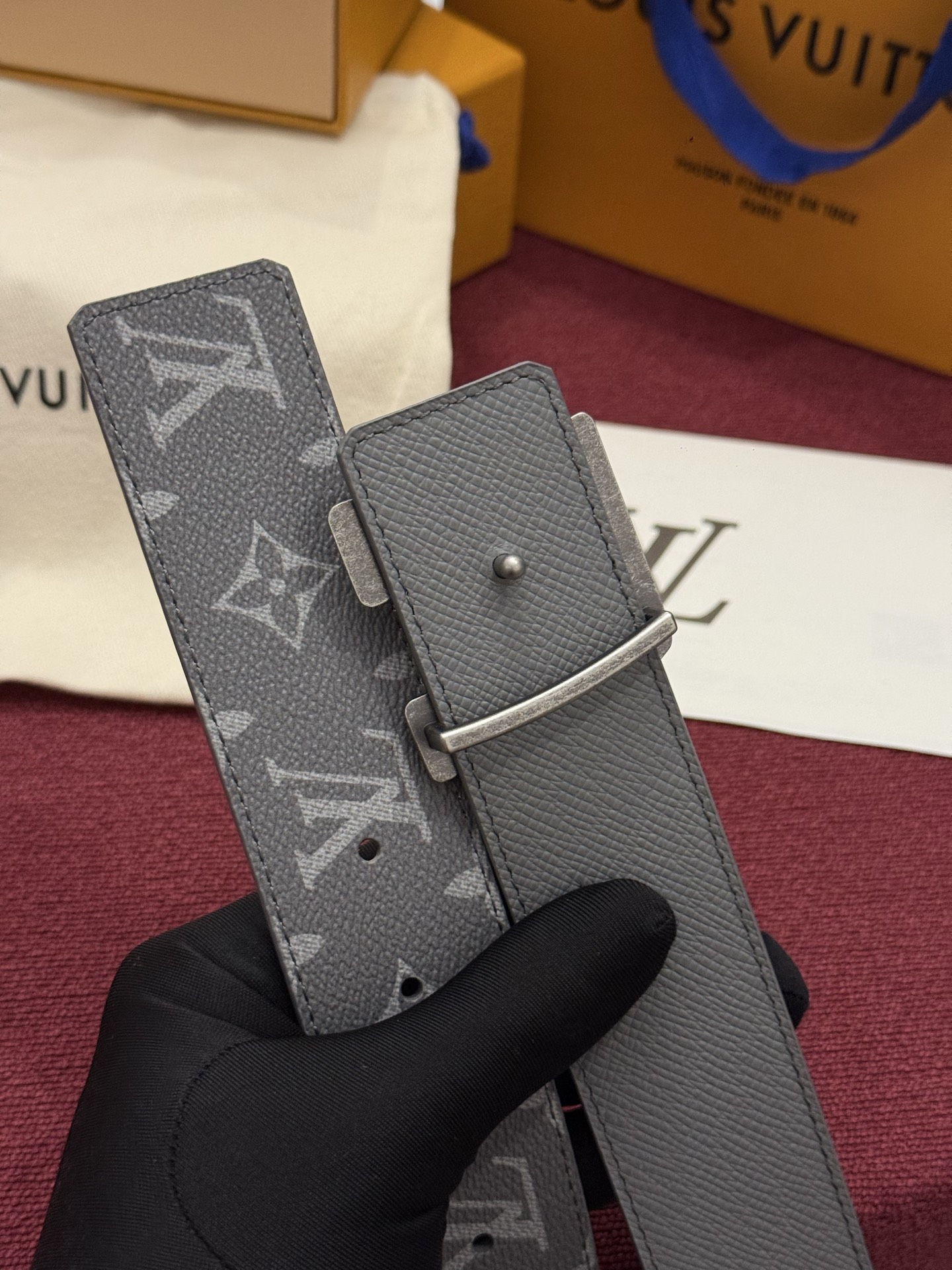 LV Initiales Monogram Reflective 40mm 可翻转腰带展现出一种动态细节，将经典风格提升