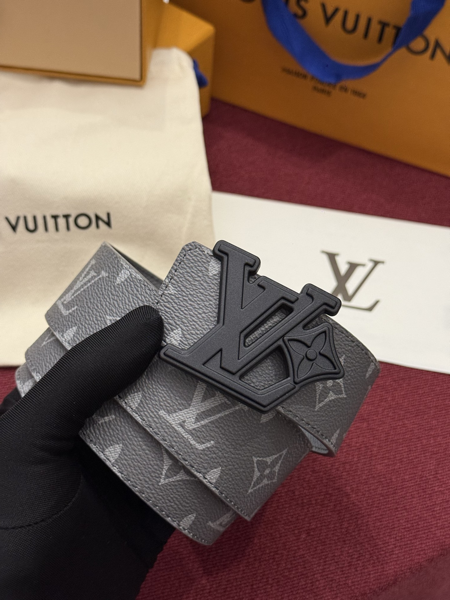 LV Initiales Monogram Reflective 40mm 可翻转腰带展现出一种动态细节，将经典风格提升