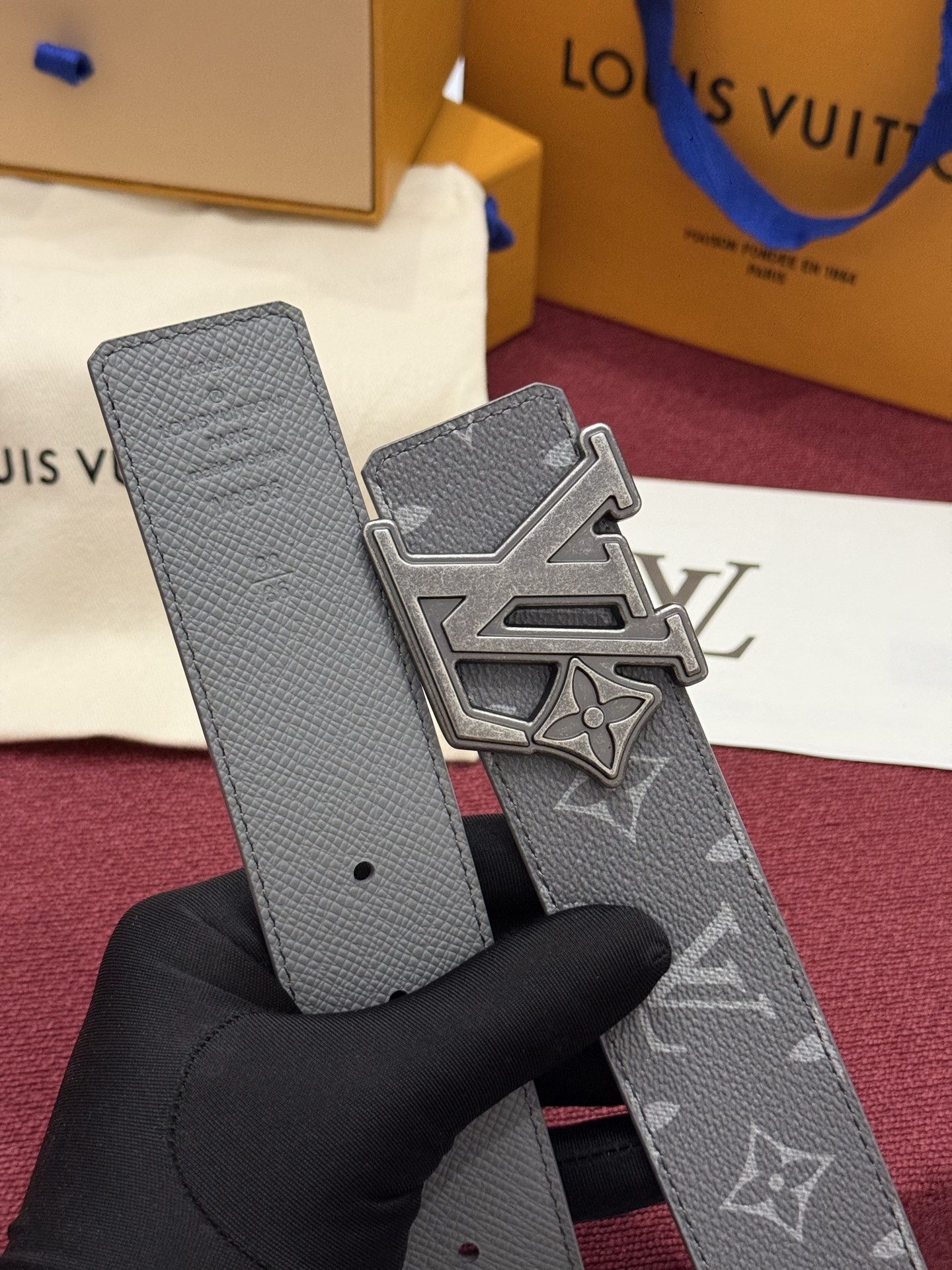 LV Initiales Monogram Reflective 40mm 可翻转腰带展现出一种动态细节，将经典风格提升