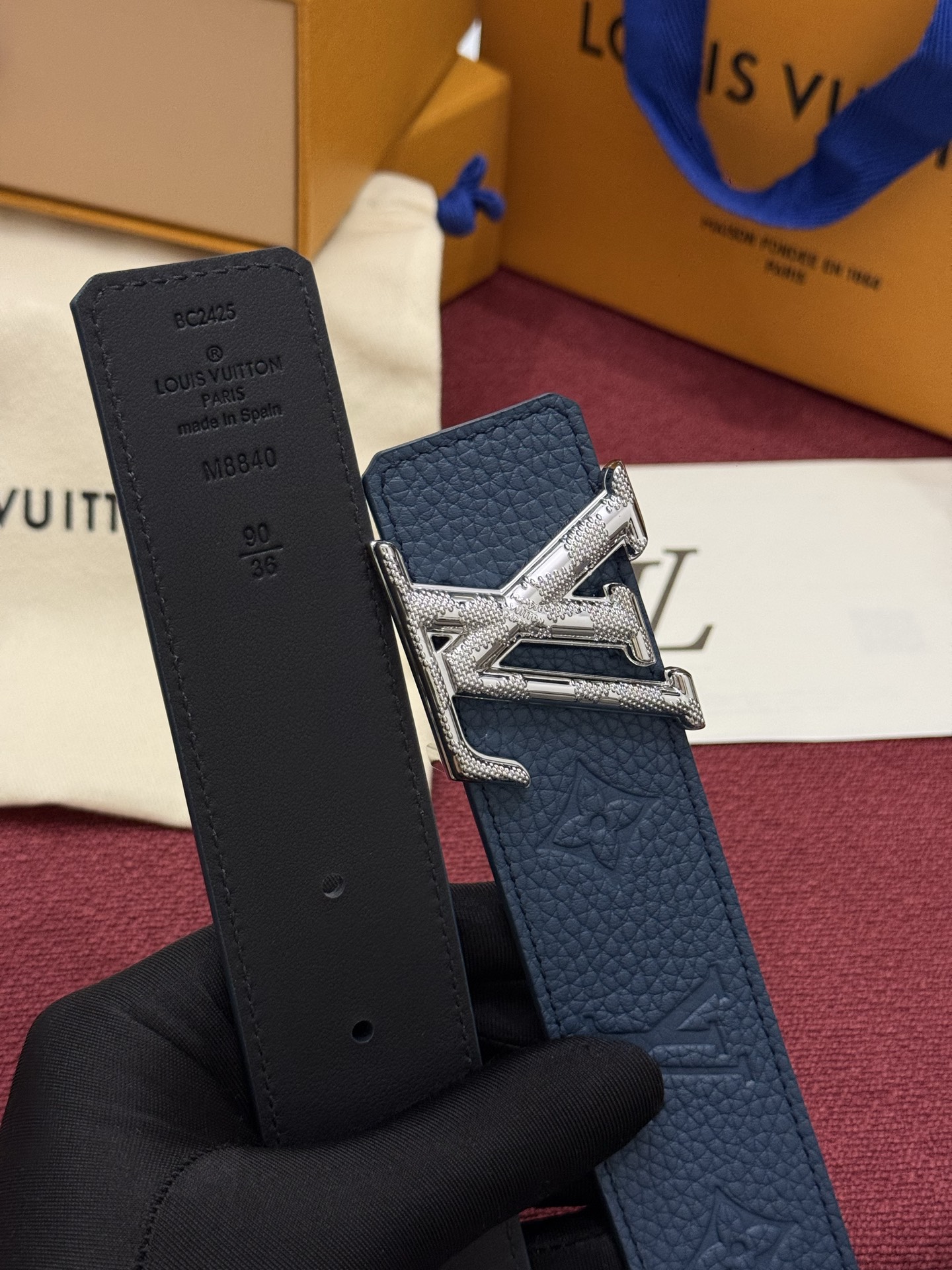 本款 LV Taurillon 双面腰带以粒面 Monogram 压纹 Taurillon 牛皮革和光滑牛皮革分饰两面，