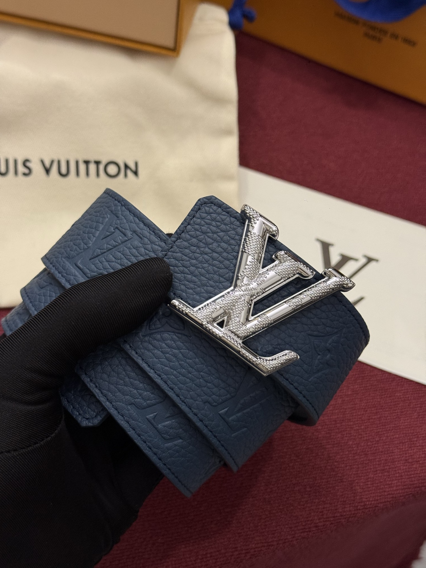 本款 LV Taurillon 双面腰带以粒面 Monogram 压纹 Taurillon 牛皮革和光滑牛皮革分饰两面，