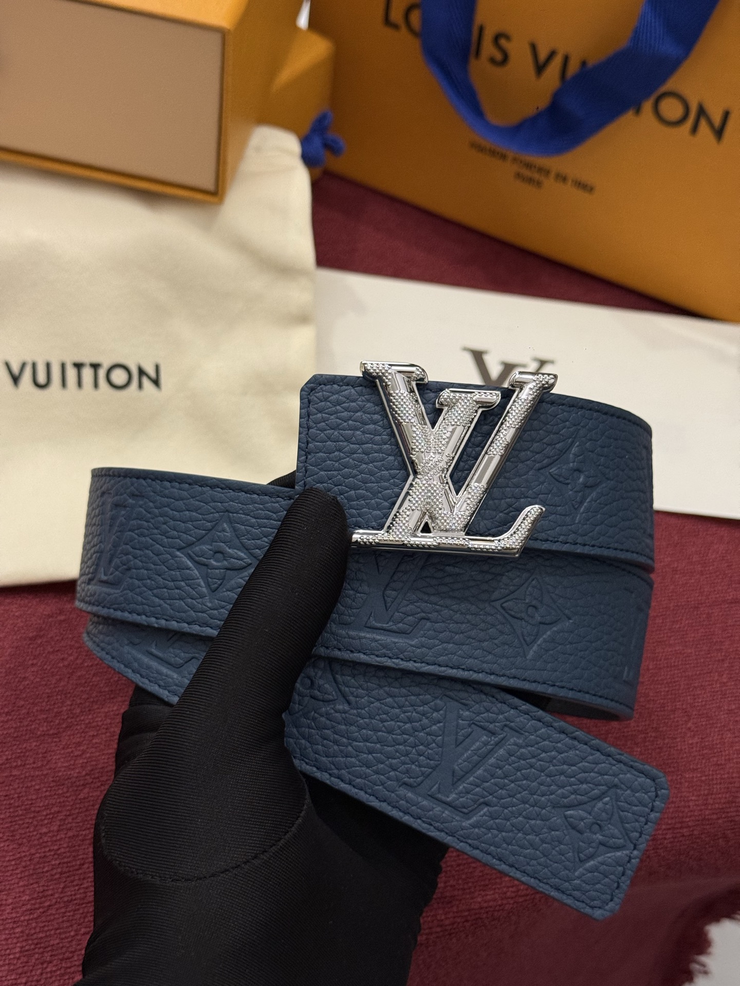 本款 LV Taurillon 双面腰带以粒面 Monogram 压纹 Taurillon 牛皮革和光滑牛皮革分饰两面，
