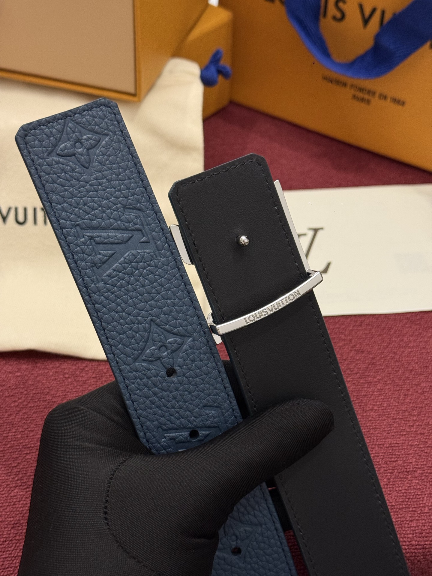本款 LV Taurillon 双面腰带以粒面 Monogram 压纹 Taurillon 牛皮革和光滑牛皮革分饰两面，