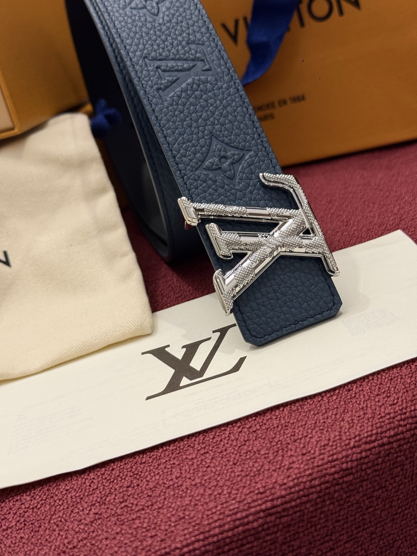 本款 LV Taurillon 双面腰带以粒面 Monogram 压纹 Taurillon 牛皮革和光滑牛皮革分饰两面，