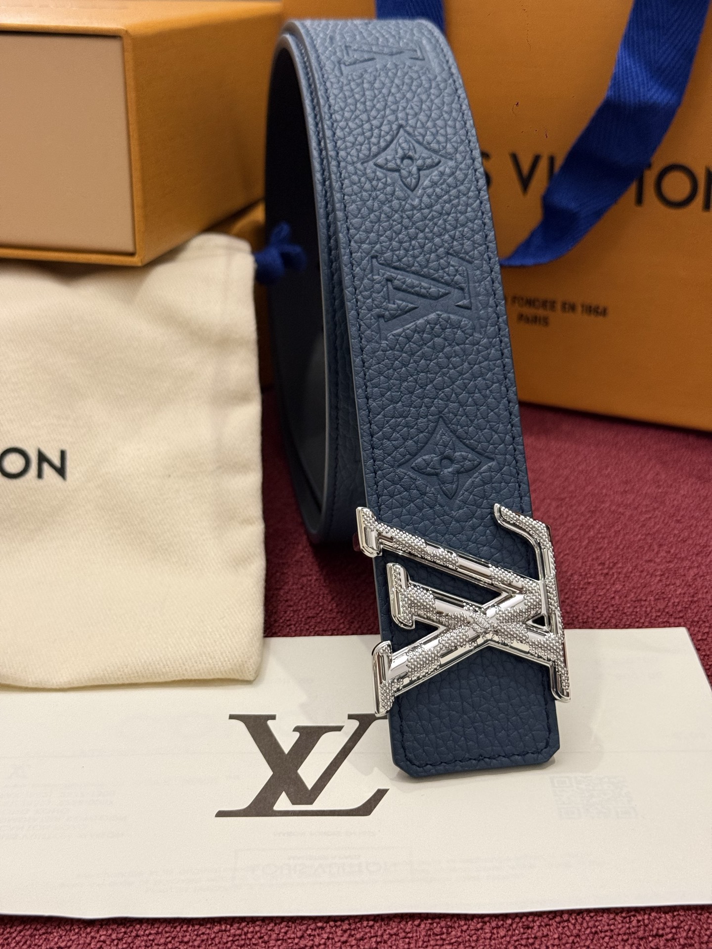 本款 LV Taurillon 双面腰带以粒面 Monogram 压纹 Taurillon 牛皮革和光滑牛皮革分饰两面，