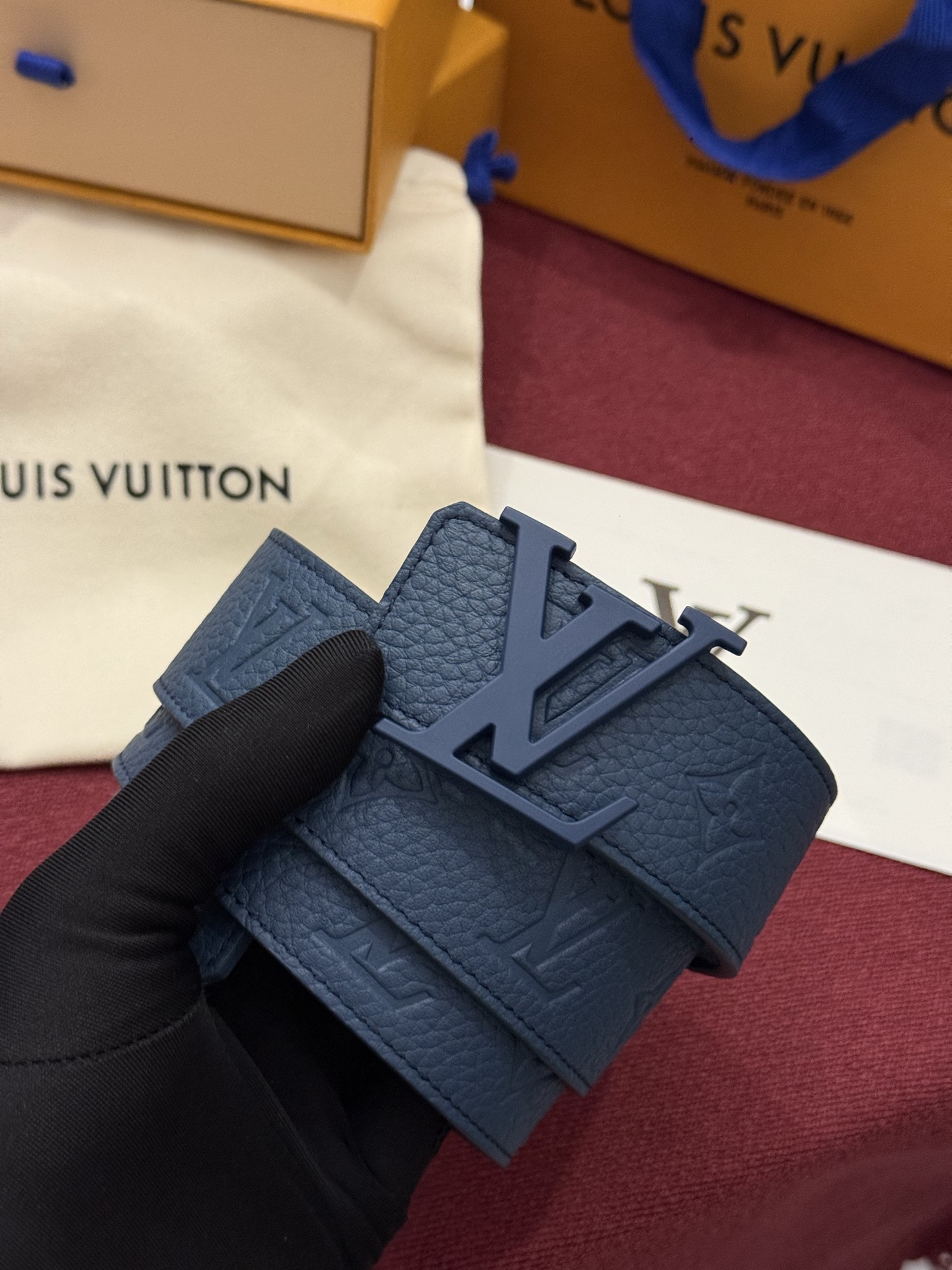本款 LV Taurillon 双面腰带以粒面 Monogram 压纹 Taurillon 牛皮革和光滑牛皮革分饰两面，