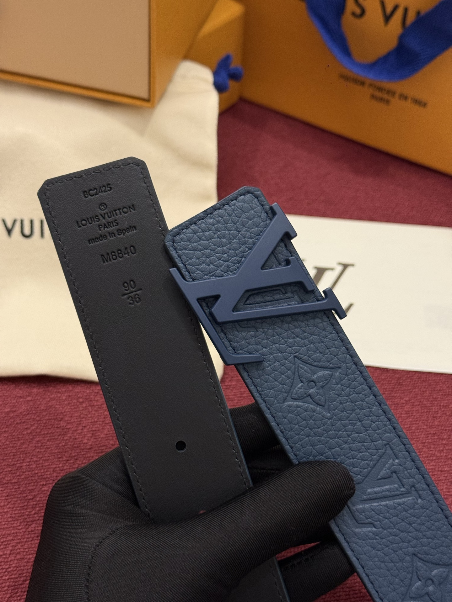 本款 LV Taurillon 双面腰带以粒面 Monogram 压纹 Taurillon 牛皮革和光滑牛皮革分饰两面，