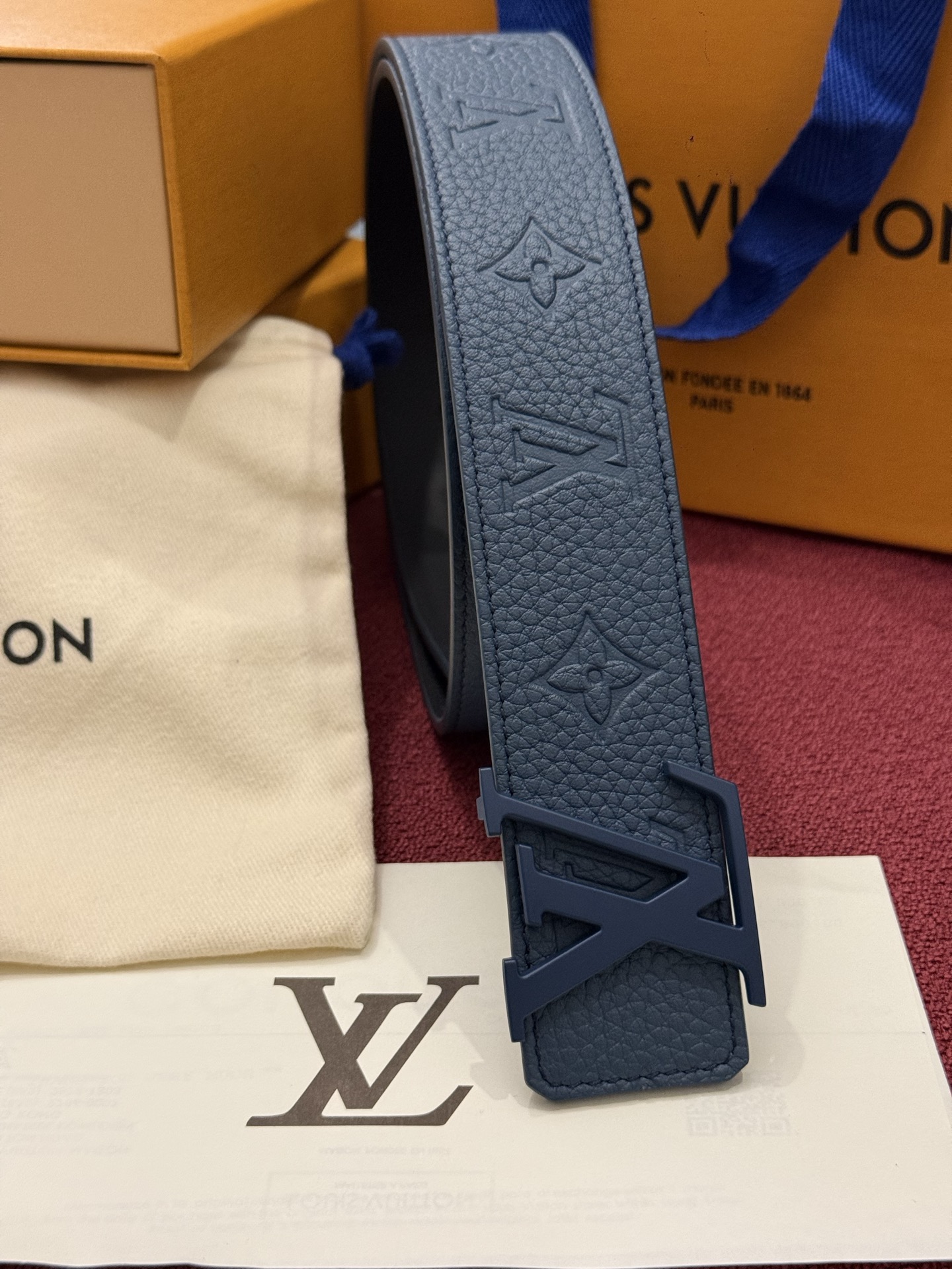 本款 LV Taurillon 双面腰带以粒面 Monogram 压纹 Taurillon 牛皮革和光滑牛皮革分饰两面，