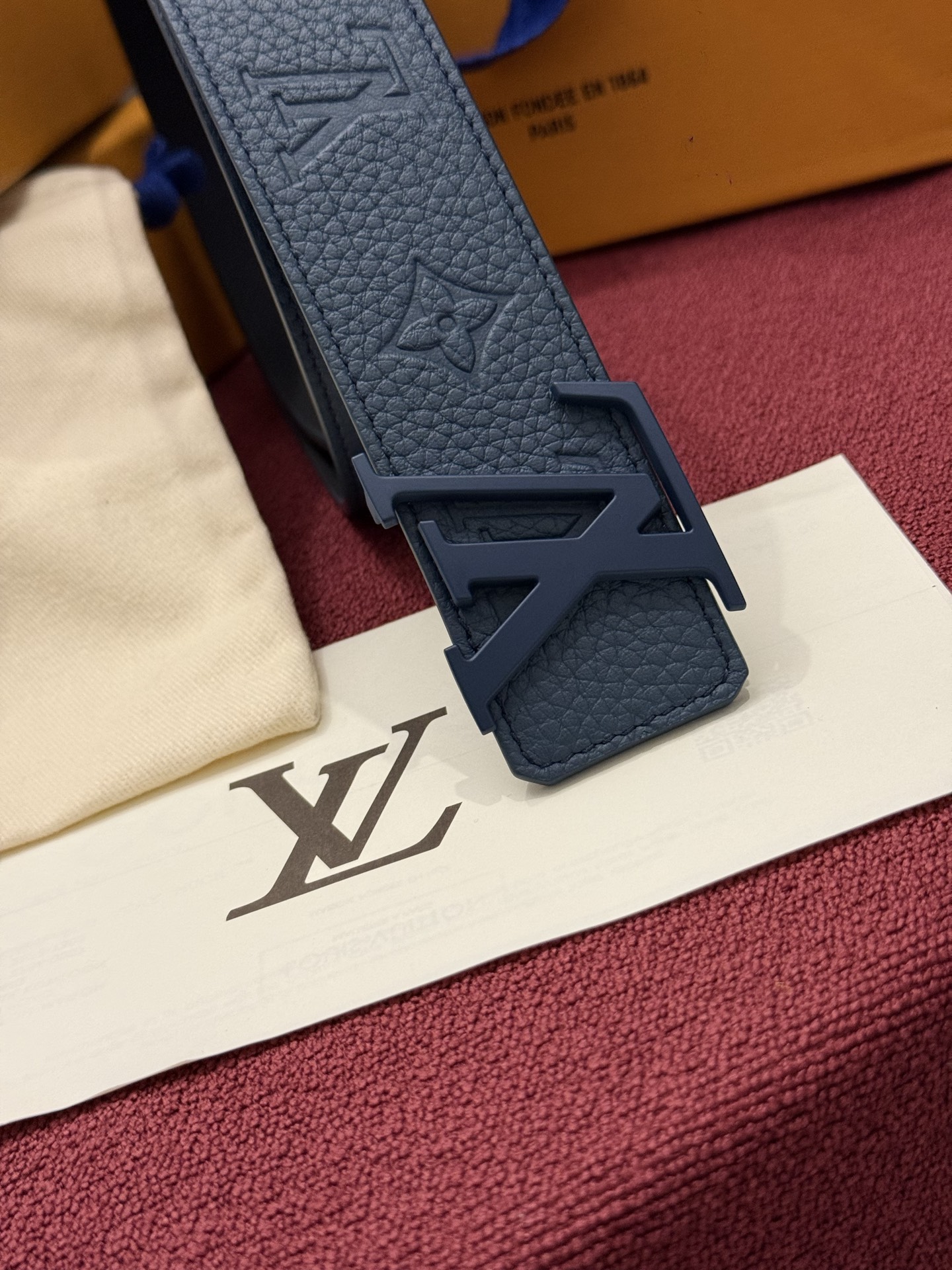 本款 LV Taurillon 双面腰带以粒面 Monogram 压纹 Taurillon 牛皮革和光滑牛皮革分饰两面，