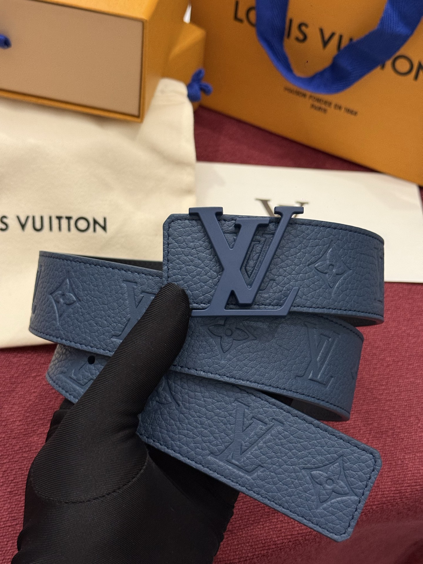 本款 LV Taurillon 双面腰带以粒面 Monogram 压纹 Taurillon 牛皮革和光滑牛皮革分饰两面，