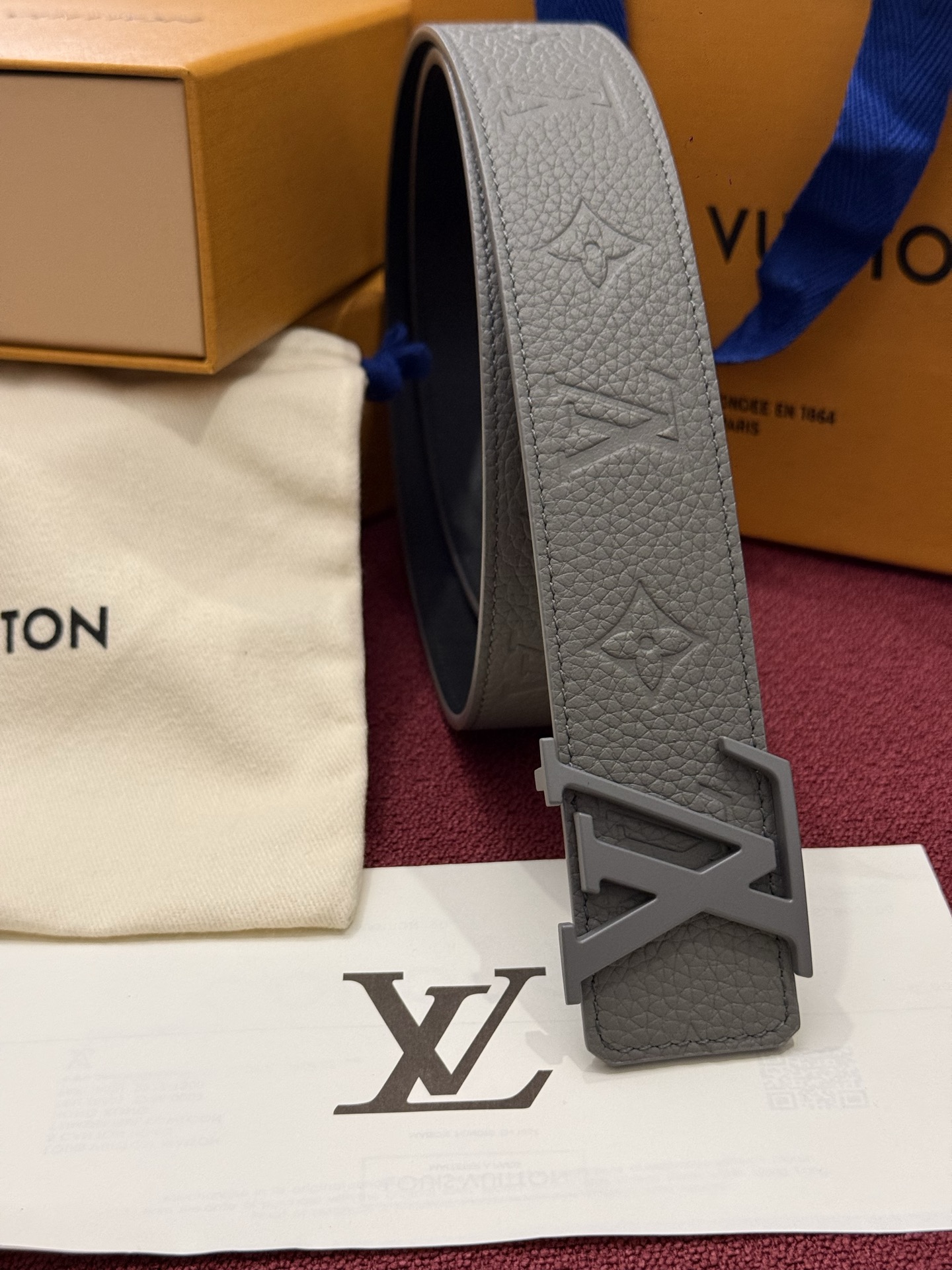 本款 LV Taurillon 双面腰带以粒面 Monogram 压纹 Taurillon 牛皮革和光滑牛皮革分饰两面，