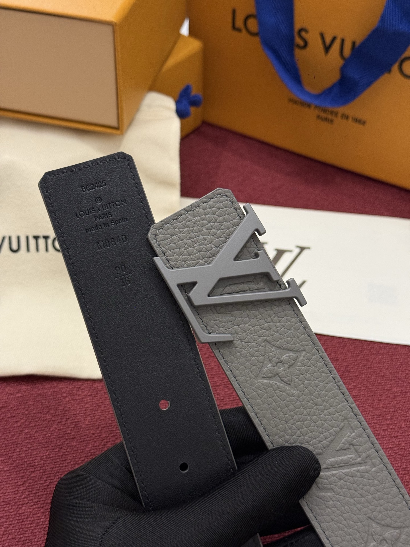 本款 LV Taurillon 双面腰带以粒面 Monogram 压纹 Taurillon 牛皮革和光滑牛皮革分饰两面，