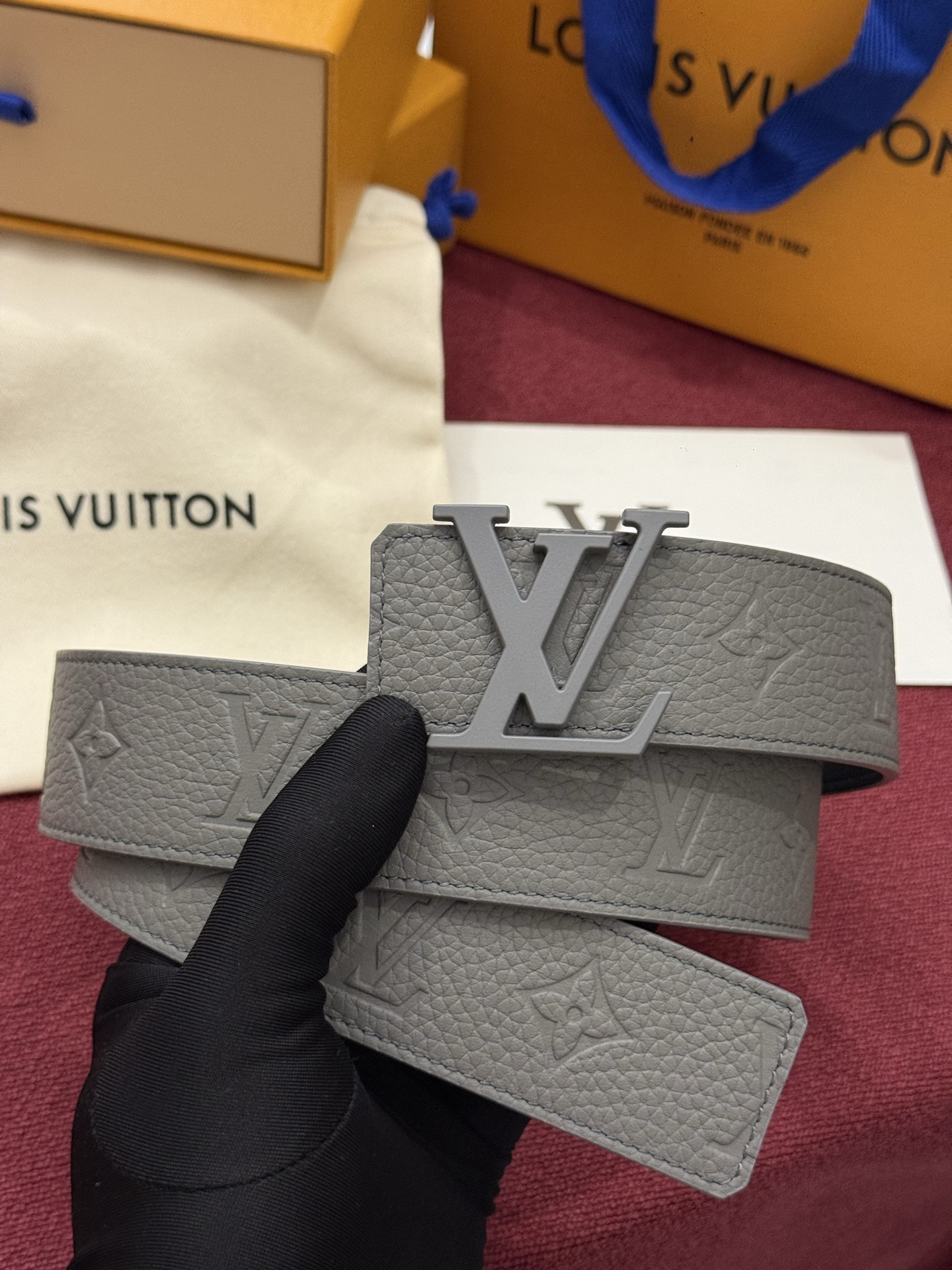 本款 LV Taurillon 双面腰带以粒面 Monogram 压纹 Taurillon 牛皮革和光滑牛皮革分饰两面，