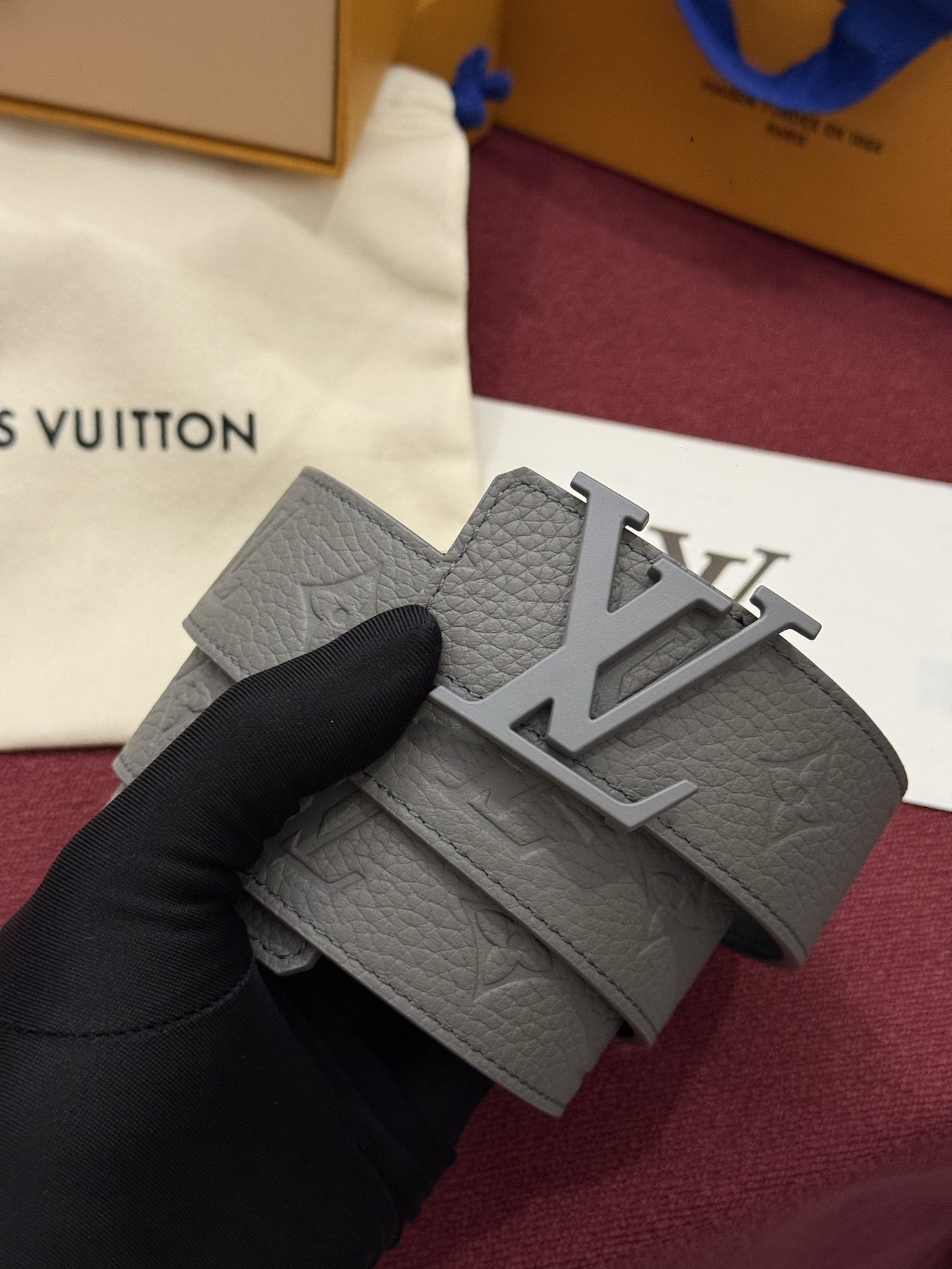 本款 LV Taurillon 双面腰带以粒面 Monogram 压纹 Taurillon 牛皮革和光滑牛皮革分饰两面，