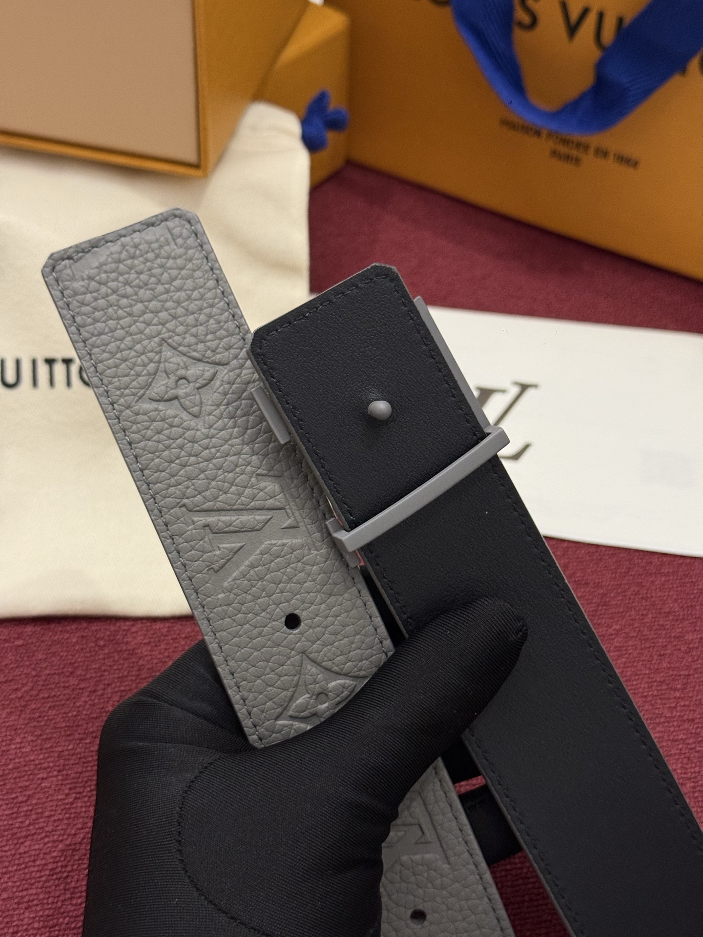 本款 LV Taurillon 双面腰带以粒面 Monogram 压纹 Taurillon 牛皮革和光滑牛皮革分饰两面，
