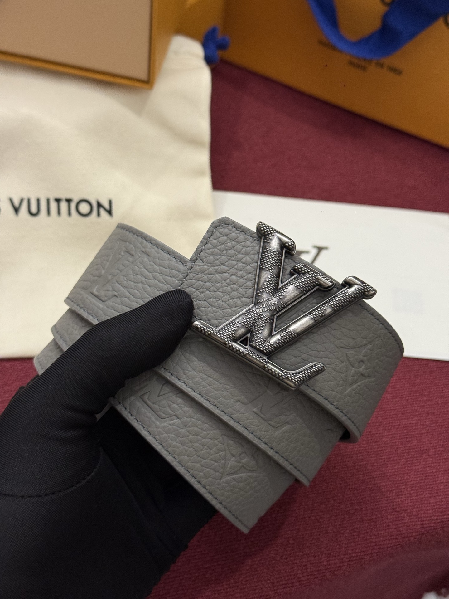 本款 LV Taurillon 双面腰带以粒面 Monogram 压纹 Taurillon 牛皮革和光滑牛皮革分饰两面，