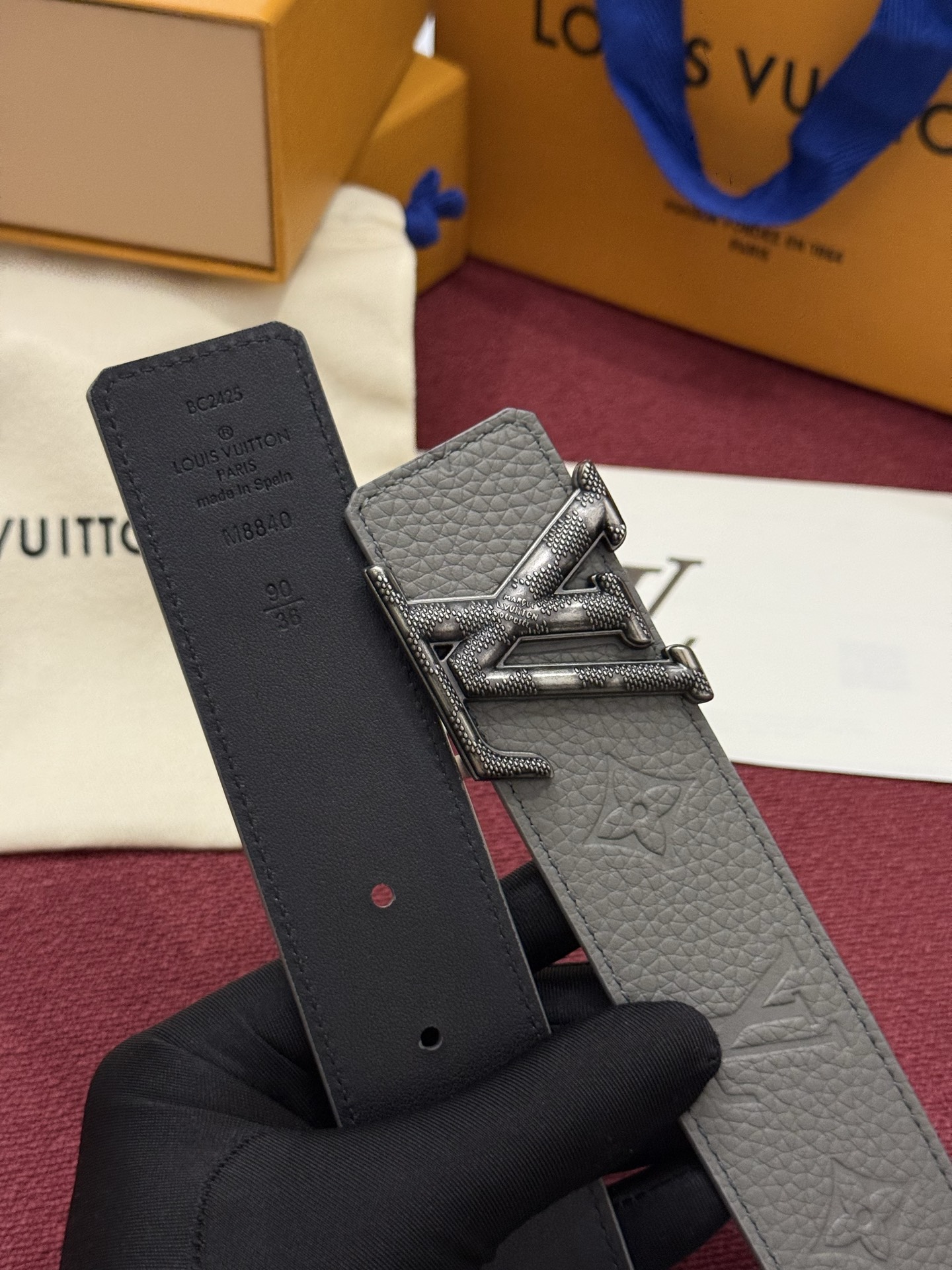 本款 LV Taurillon 双面腰带以粒面 Monogram 压纹 Taurillon 牛皮革和光滑牛皮革分饰两面，