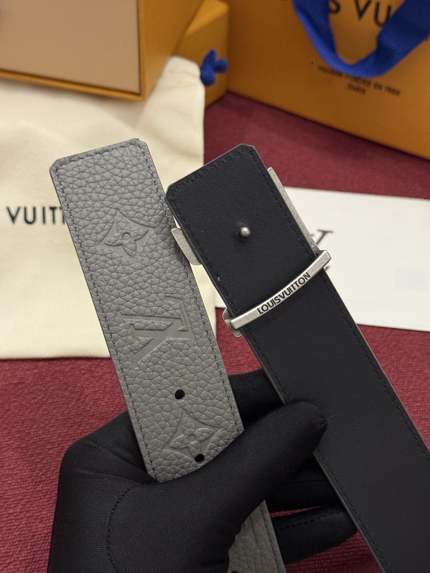 本款 LV Taurillon 双面腰带以粒面 Monogram 压纹 Taurillon 牛皮革和光滑牛皮革分饰两面，