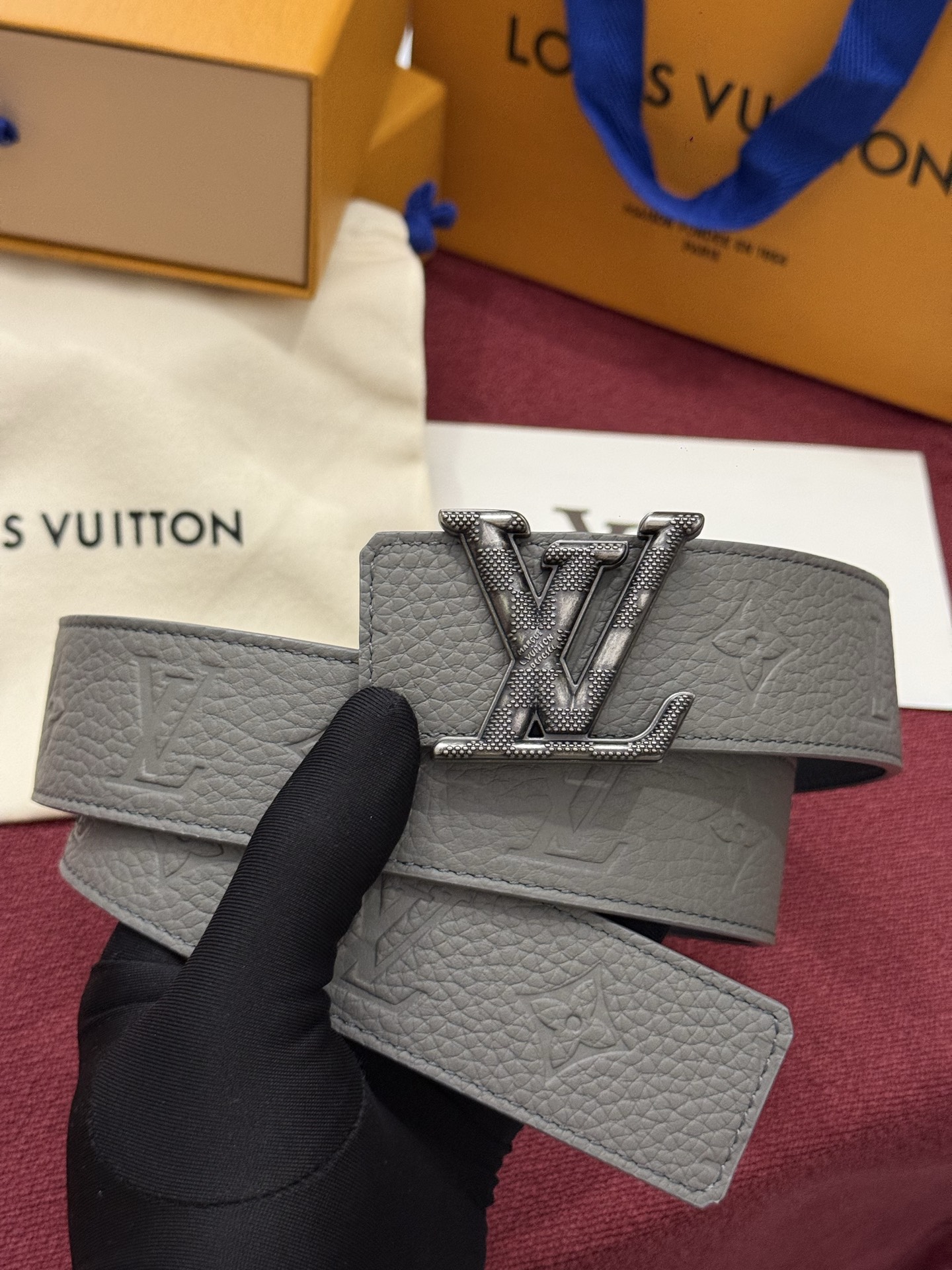本款 LV Taurillon 双面腰带以粒面 Monogram 压纹 Taurillon 牛皮革和光滑牛皮革分饰两面，