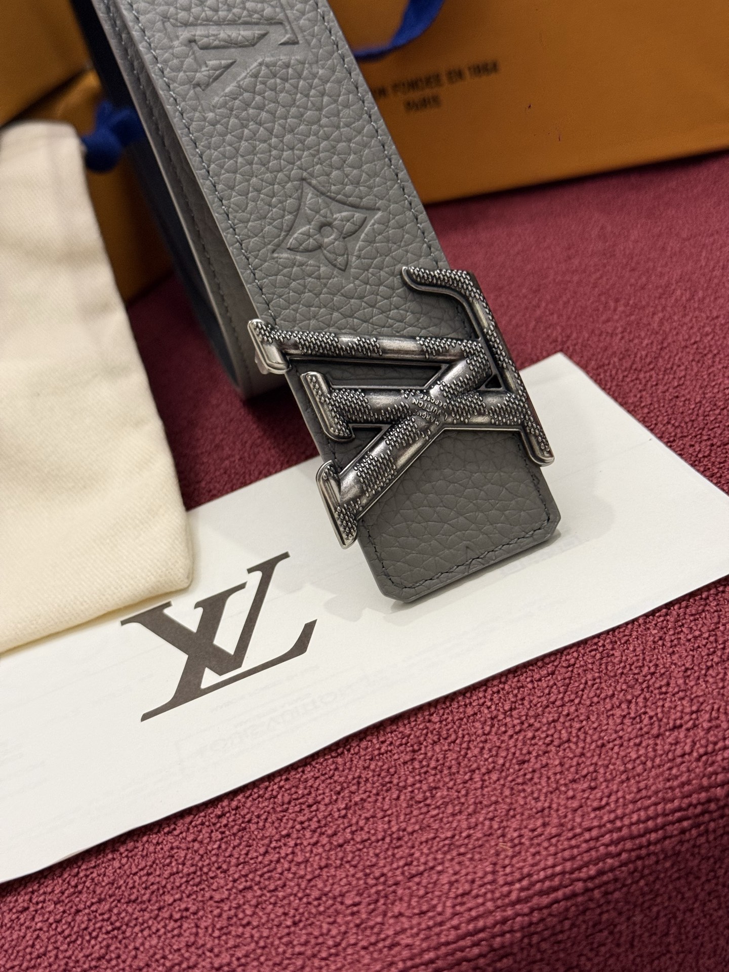 本款 LV Taurillon 双面腰带以粒面 Monogram 压纹 Taurillon 牛皮革和光滑牛皮革分饰两面，