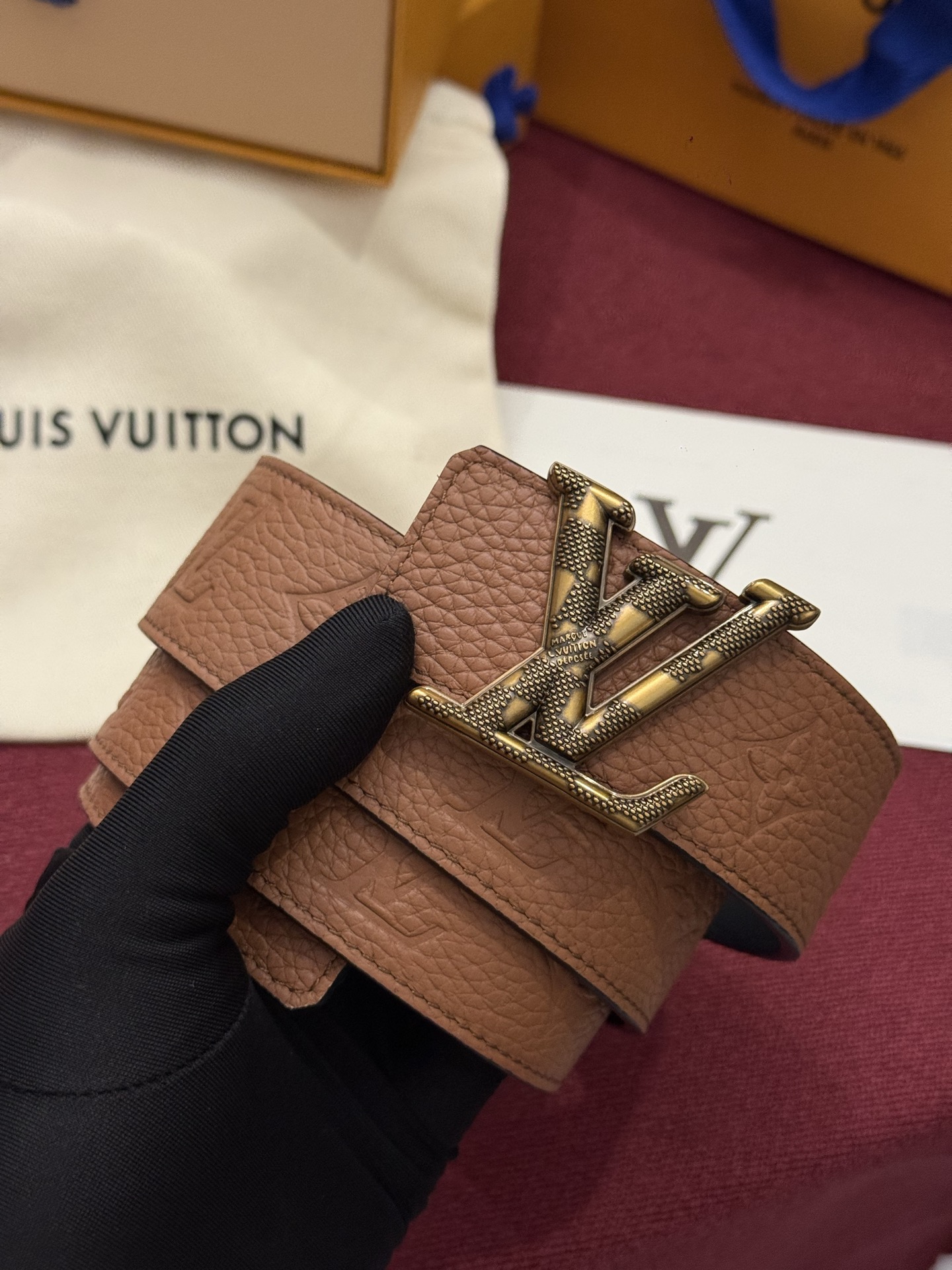 本款 LV Taurillon 双面腰带以粒面 Monogram 压纹 Taurillon 牛皮革和光滑牛皮革分饰两面，