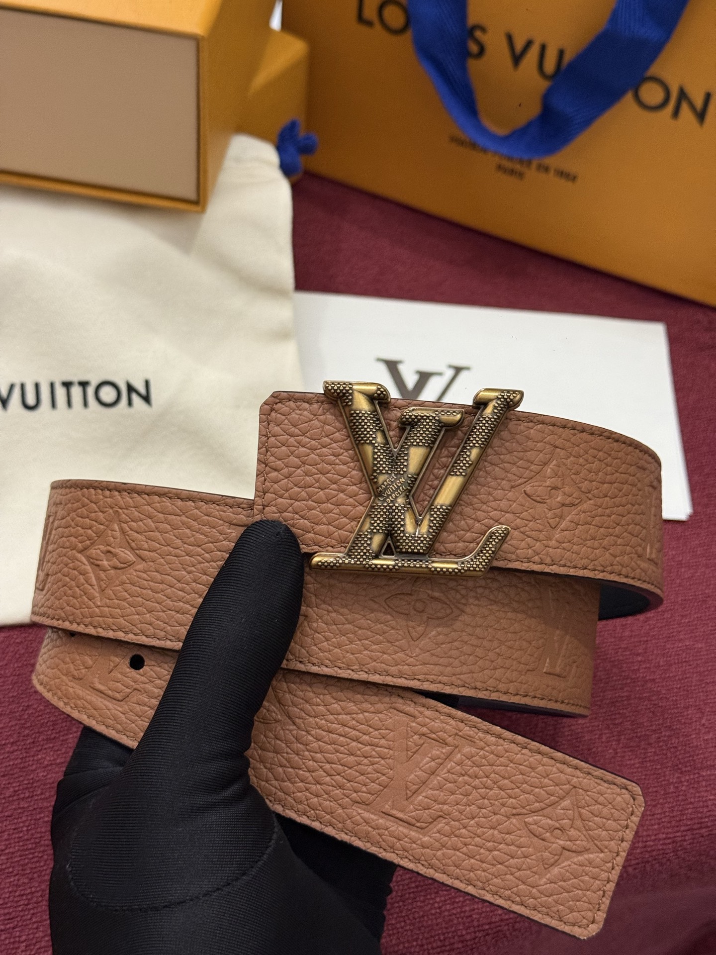 本款 LV Taurillon 双面腰带以粒面 Monogram 压纹 Taurillon 牛皮革和光滑牛皮革分饰两面，