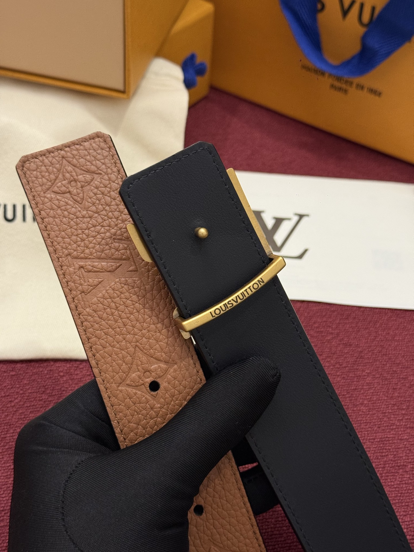 本款 LV Taurillon 双面腰带以粒面 Monogram 压纹 Taurillon 牛皮革和光滑牛皮革分饰两面，