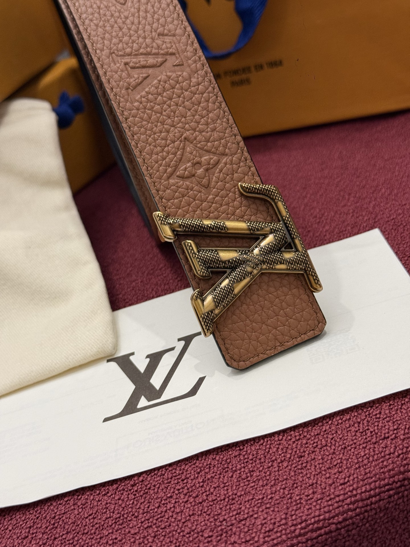 本款 LV Taurillon 双面腰带以粒面 Monogram 压纹 Taurillon 牛皮革和光滑牛皮革分饰两面，