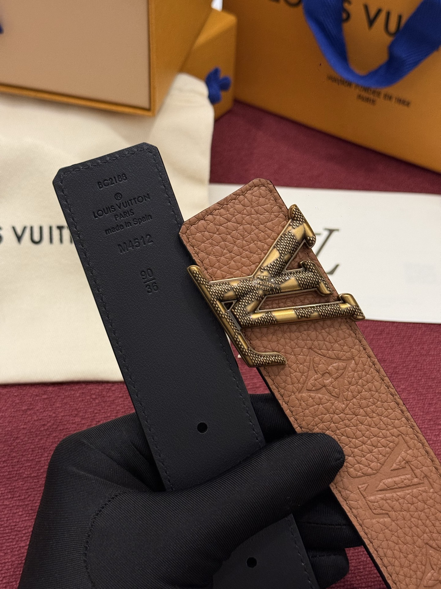 本款 LV Taurillon 双面腰带以粒面 Monogram 压纹 Taurillon 牛皮革和光滑牛皮革分饰两面，