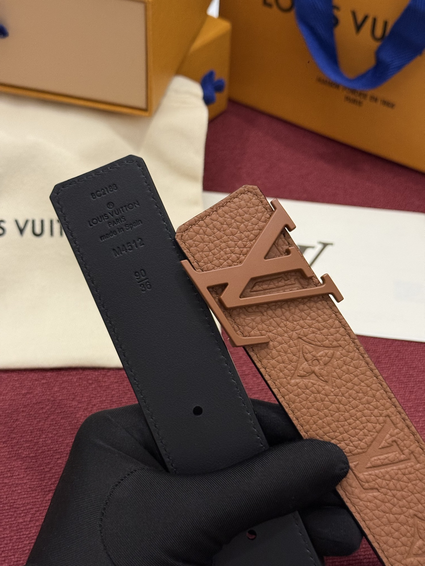 本款 LV Taurillon 双面腰带以粒面 Monogram 压纹 Taurillon 牛皮革和光滑牛皮革分饰两面，