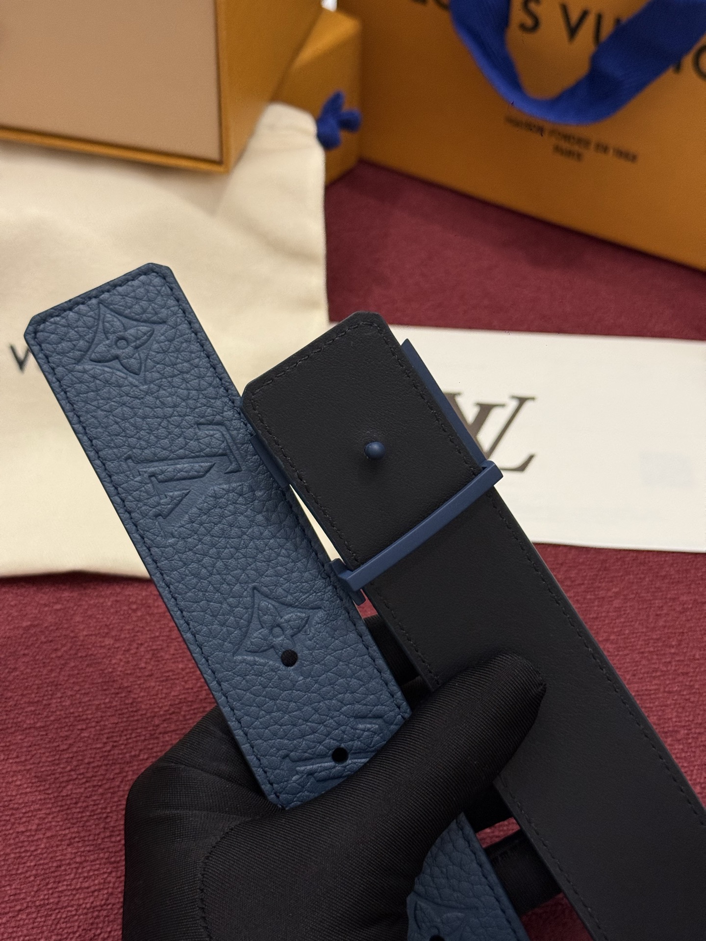 本款 LV Taurillon 双面腰带以粒面 Monogram 压纹 Taurillon 牛皮革和光滑牛皮革分饰两面，